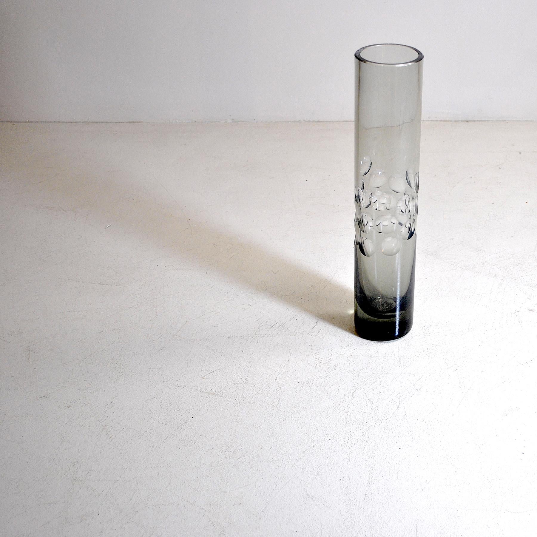 italien Vase cylindrique en verre fumé épais des années 1960 en vente