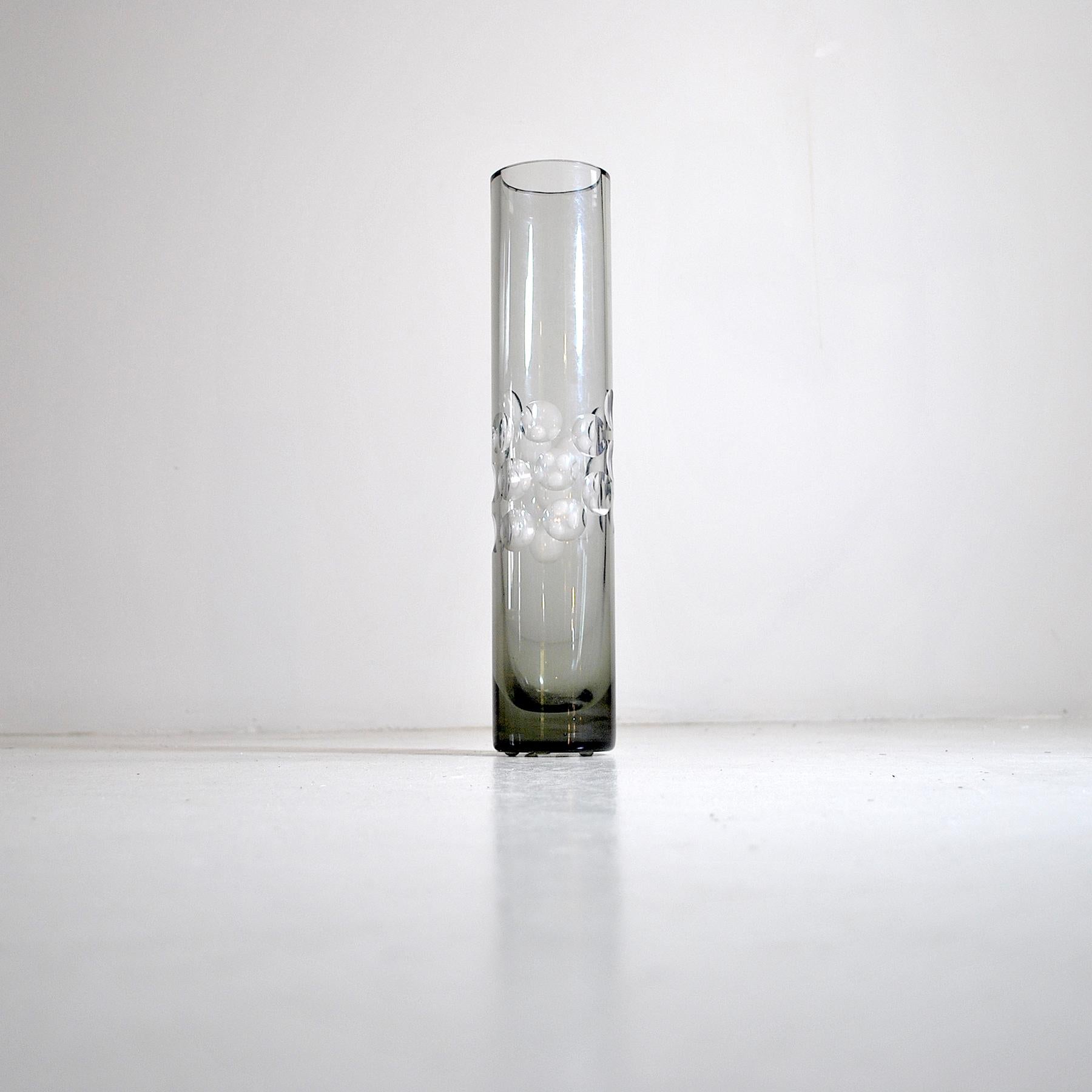 Milieu du XXe siècle Vase cylindrique en verre fumé épais des années 1960 en vente