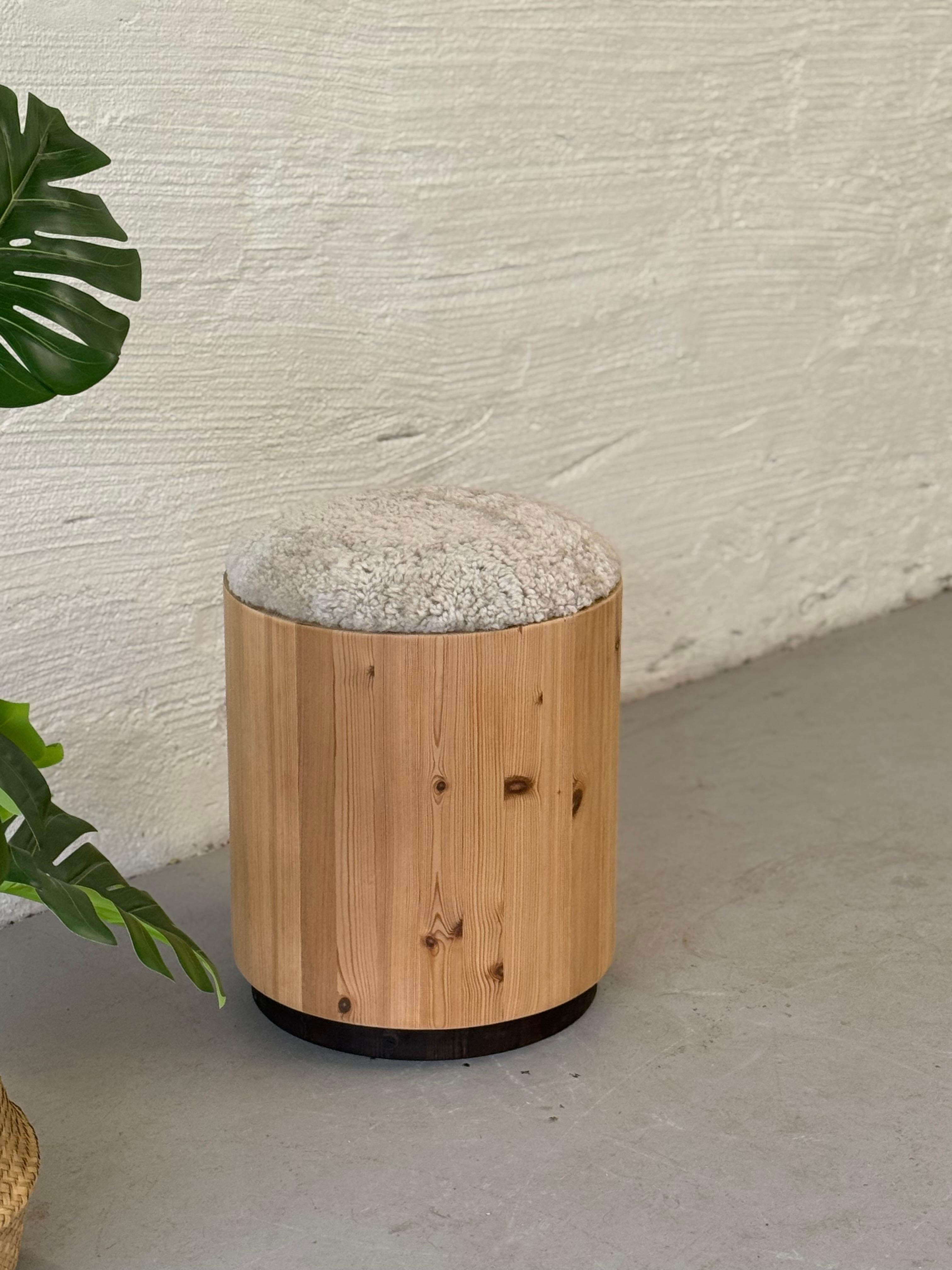 Seltener und skulpturaler Hocker aus der kultigen Cylindra-Serie des renommierten norwegischen Designers Peter Opsvik. Die aus massivem Kiefernholz gefertigten Stühle mit ihren organischen, abgerundeten Formen und der hohen Rückenlehne verkörpern