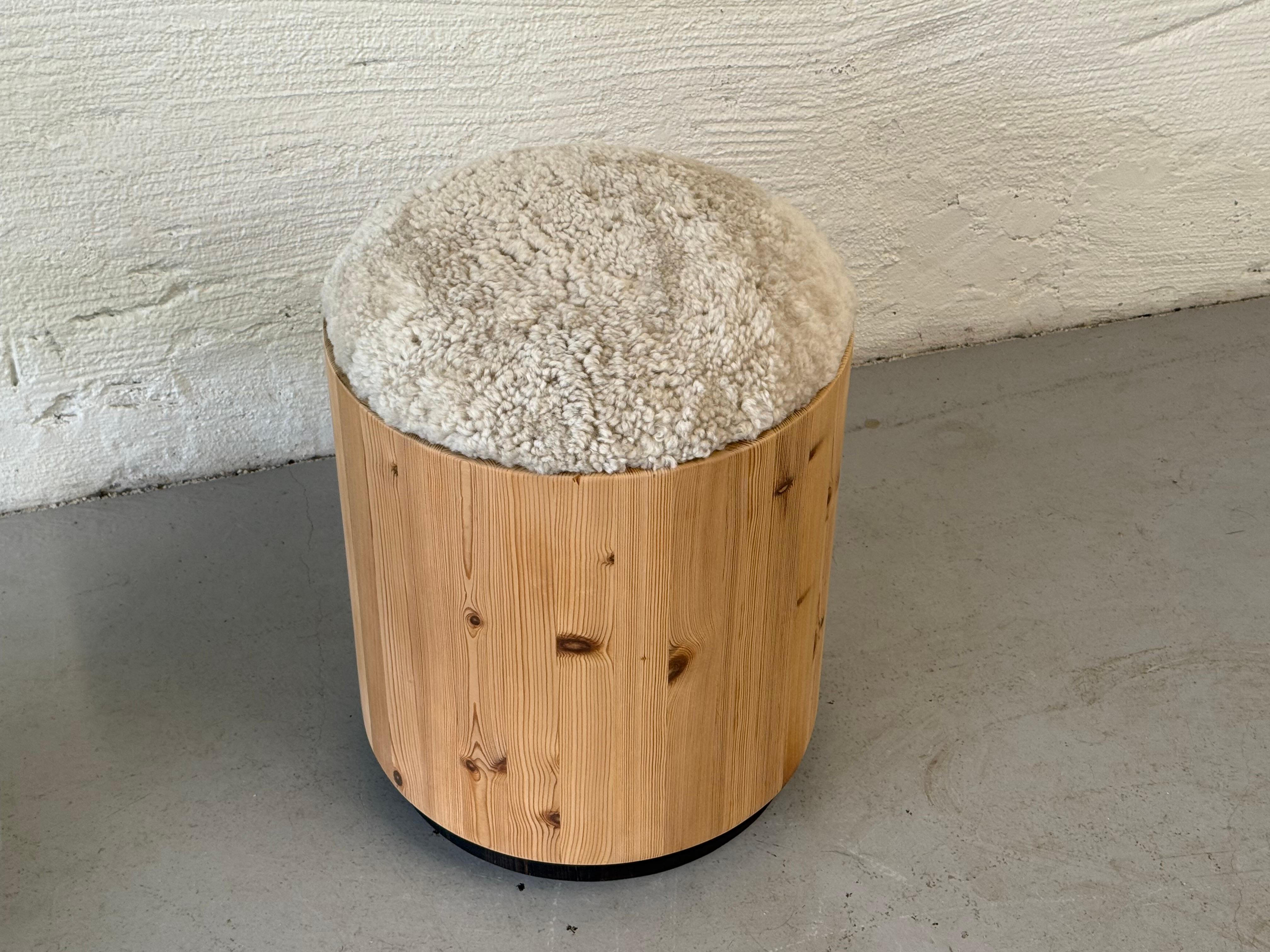 Cylindra Hocker von Peter Opsvik aus massivem Kiefernholz mit Schafsfellsitzen, Norwegen 1980er (Skandinavische Moderne) im Angebot