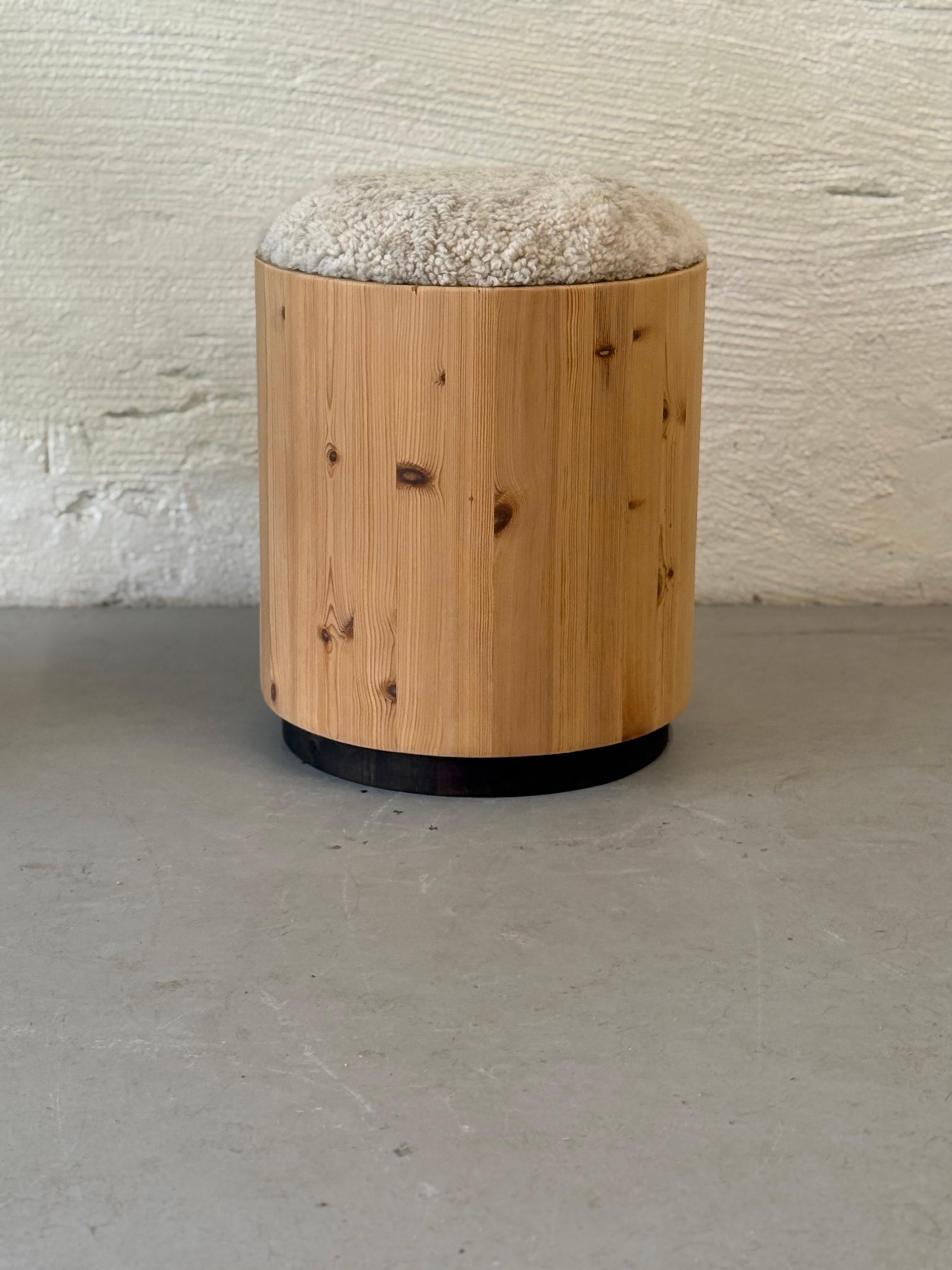Cylindra Hocker von Peter Opsvik aus massivem Kiefernholz mit Schafsfellsitzen, Norwegen 1980er im Zustand „Gut“ im Angebot in Bergen, NO