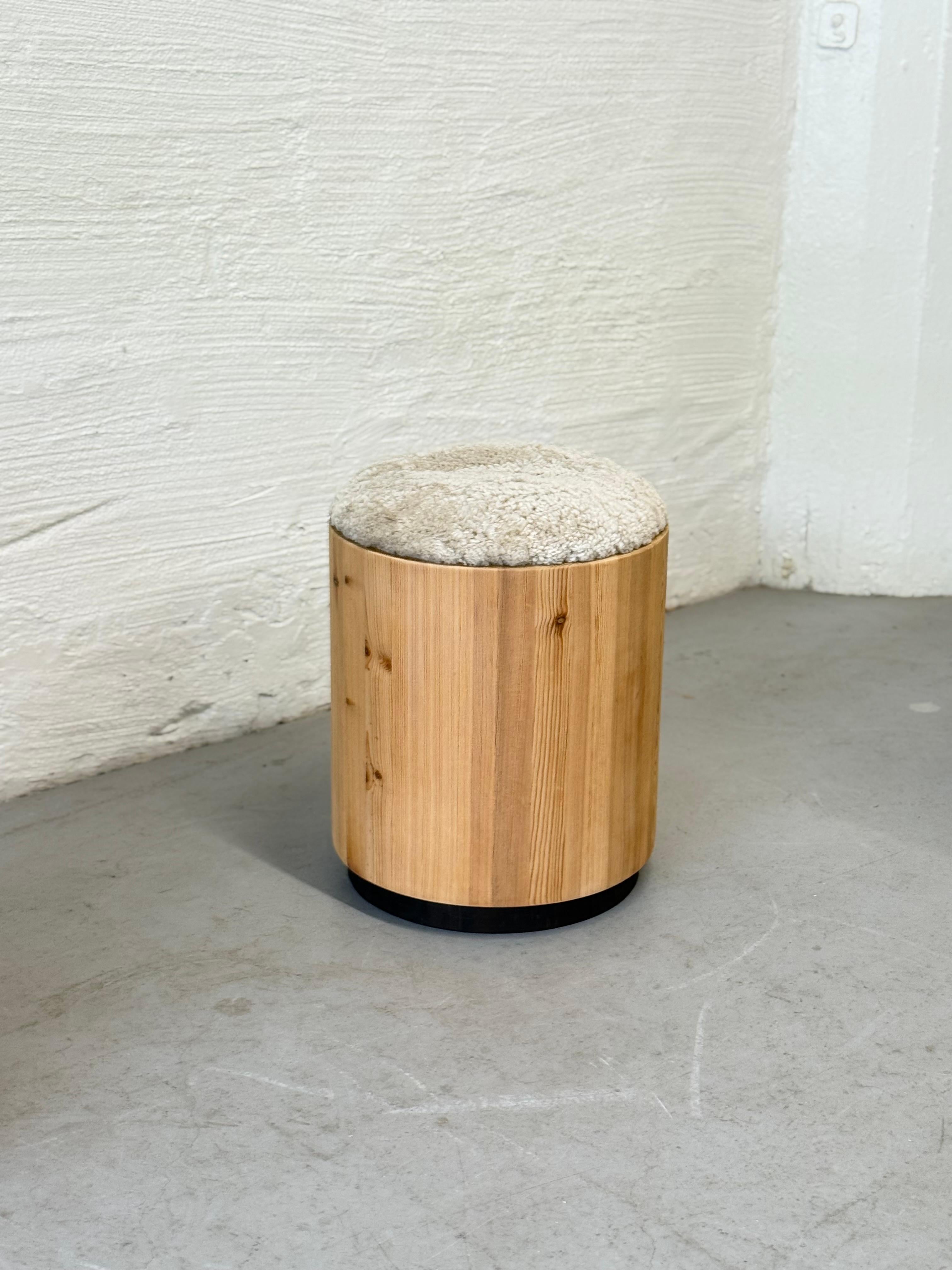 Cylindra Hocker von Peter Opsvik aus massivem Kiefernholz mit Schafsfellsitzen, Norwegen 1980er (Ende des 20. Jahrhunderts) im Angebot