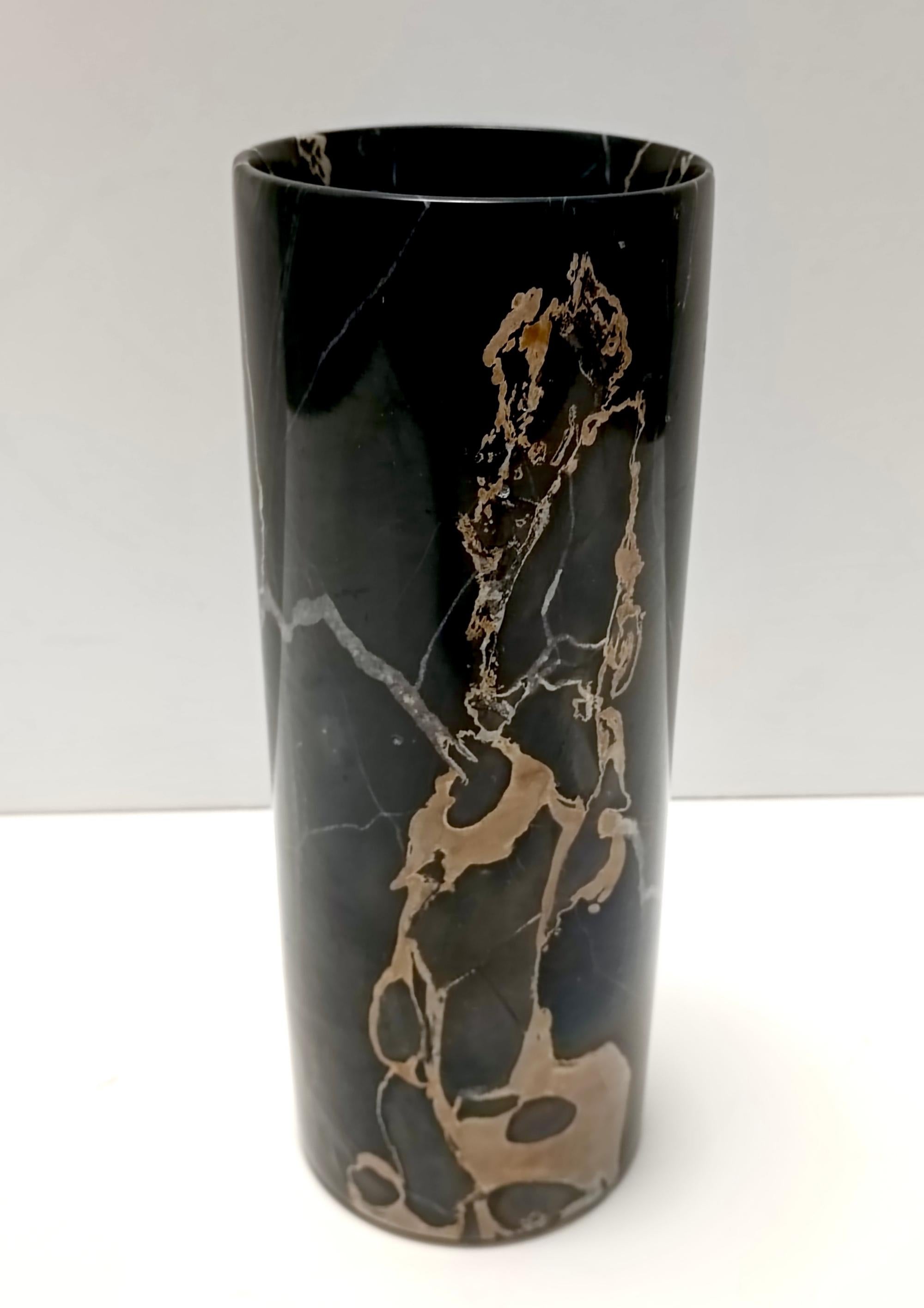 Zylindrische Vase aus schwarzem Portoro-Marmor im Stil von Angelo Mangiarotti, Italien (Italienisch)