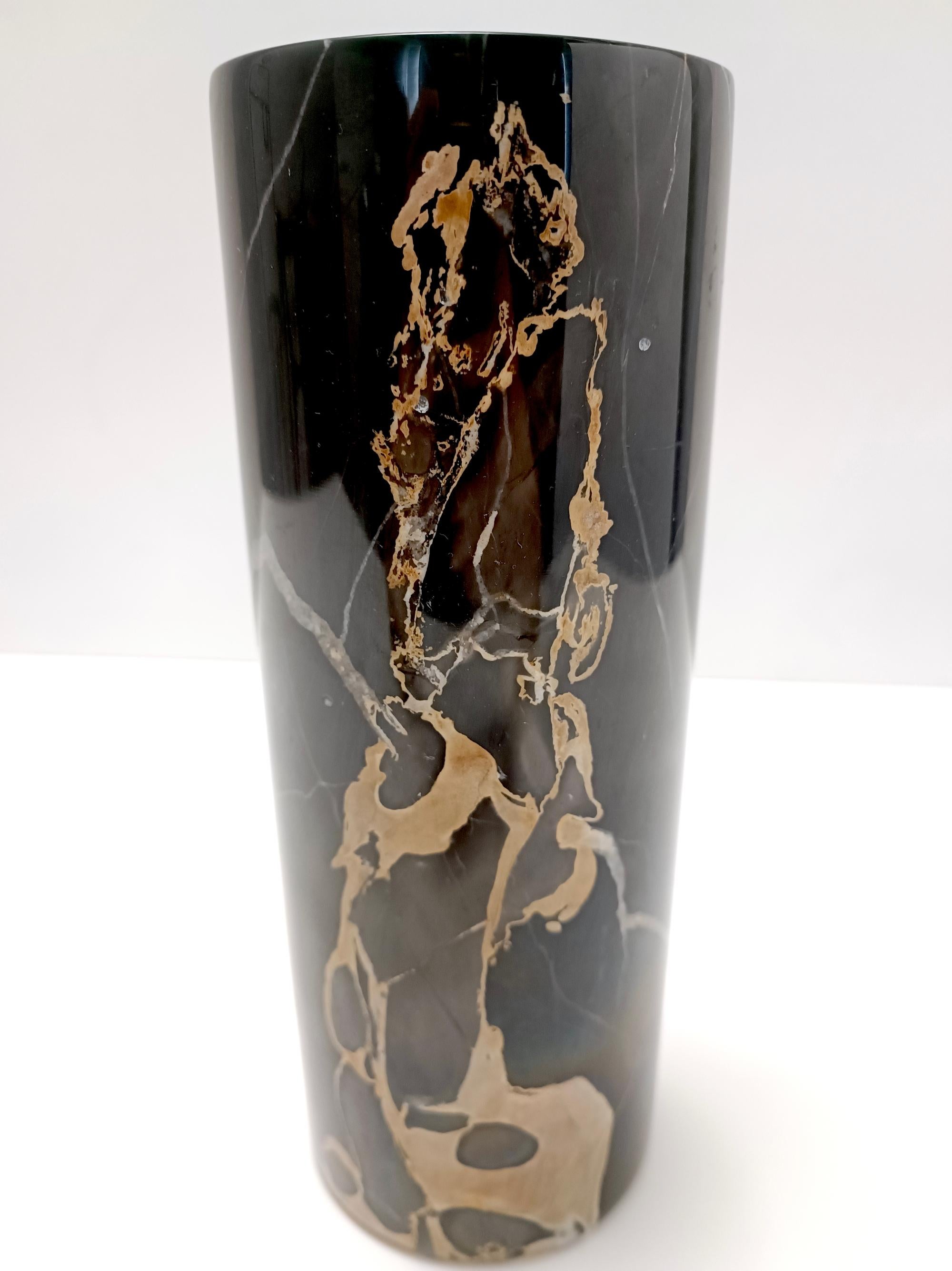 Zylindrische Vase aus schwarzem Portoro-Marmor im Stil von Angelo Mangiarotti, Italien im Zustand „Hervorragend“ in Bresso, Lombardy
