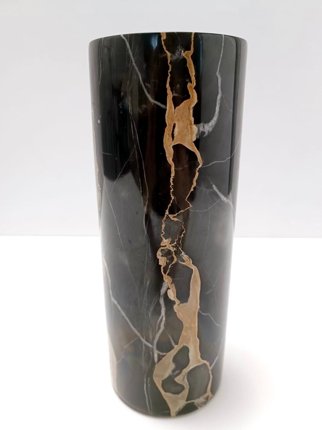 Zylindrische Vase aus schwarzem Portoro-Marmor im Stil von Angelo Mangiarotti, Italien (Ende des 20. Jahrhunderts)