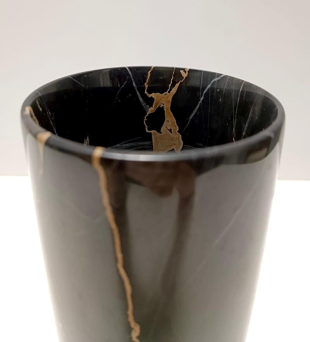 Zylindrische Vase aus schwarzem Portoro-Marmor im Stil von Angelo Mangiarotti, Italien 1
