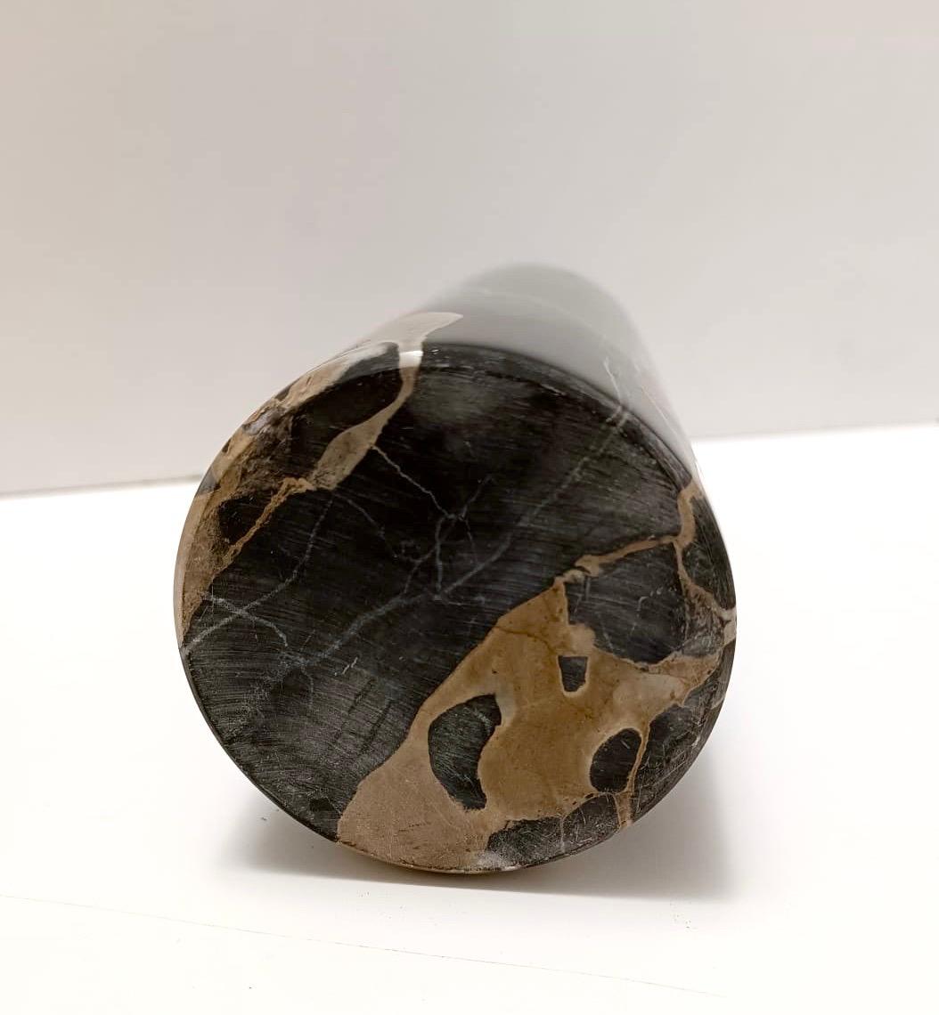 Zylindrische Vase aus schwarzem Portoro-Marmor im Stil von Angelo Mangiarotti, Italien 3
