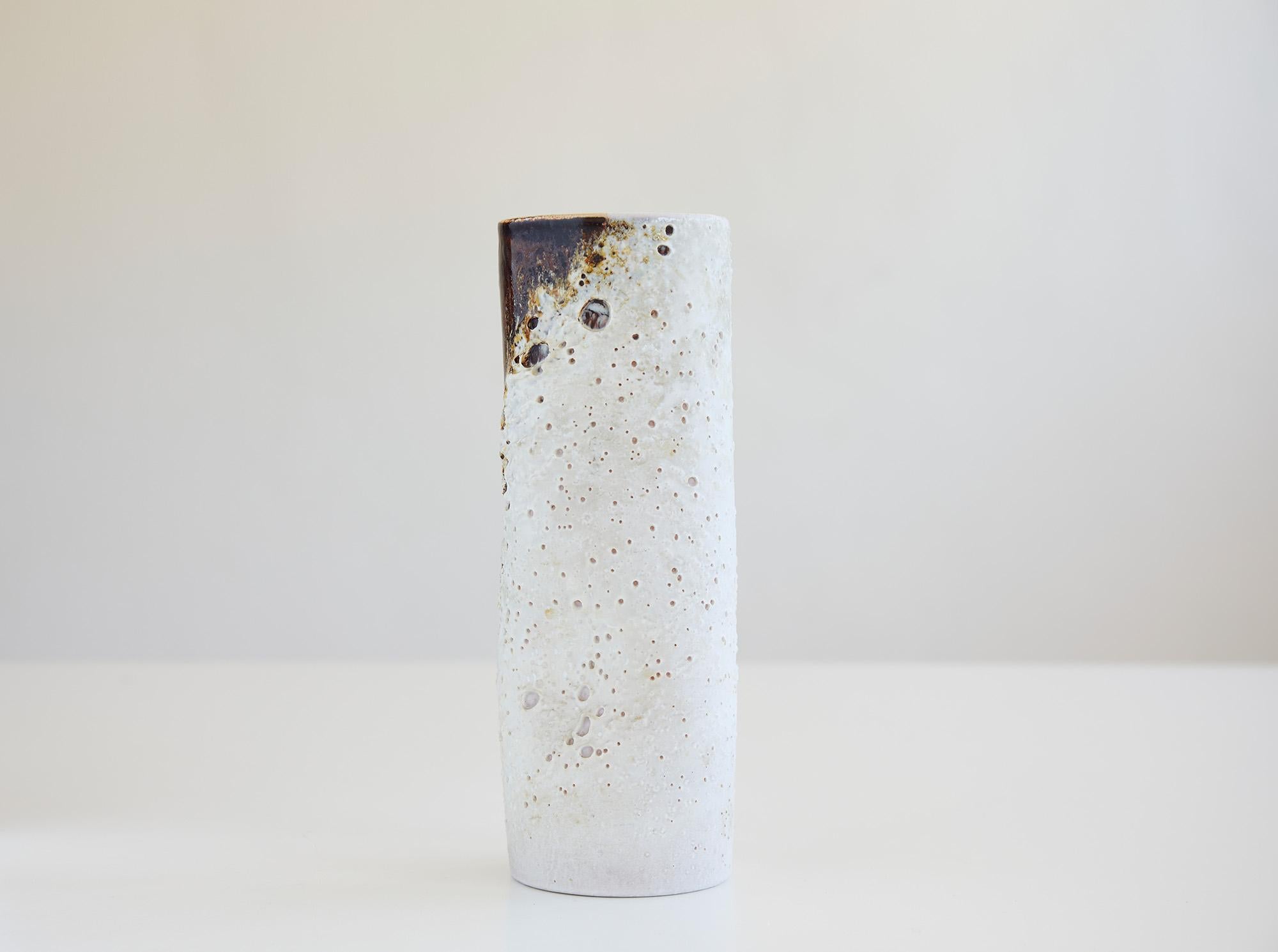 Jarrón cilíndrico de cerámica del escultor y ceramista italiano Pino Castagna (1932-2017).

Cerámica esmaltada con burbujas diminutas. Técnica de la lava.

Pieza única. Firmado bajo la base.

Excelente estado impecable.

También tenemos en stock de