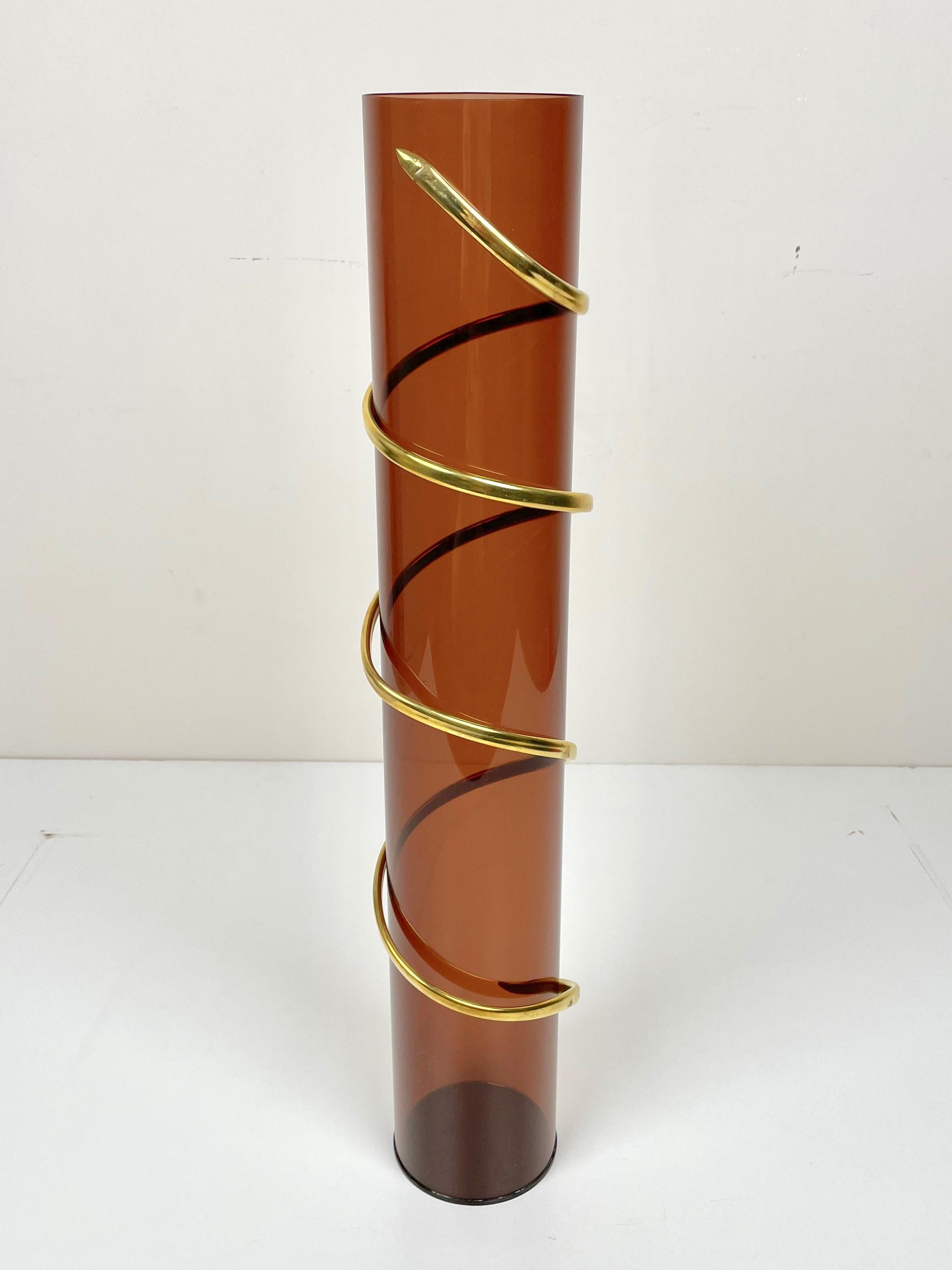 Vaso cilindrico in lucite con serpente ritorto in ottone. Realizzato in Italia negli anni '70.