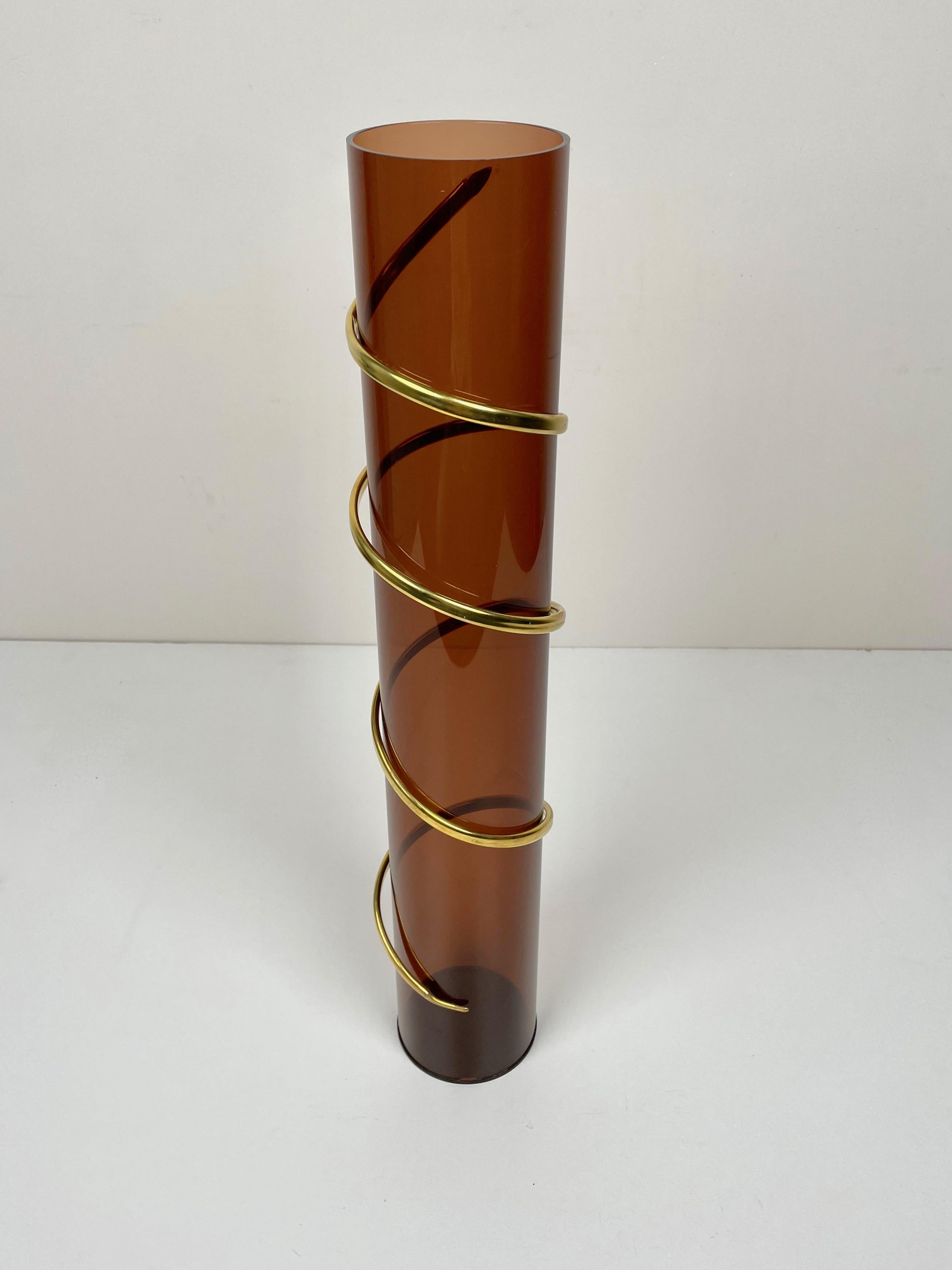 Cylindric Lucite Vase with Twisted Brass Snake, Italy, 1970s In Good Condition For Sale In Rome, IT