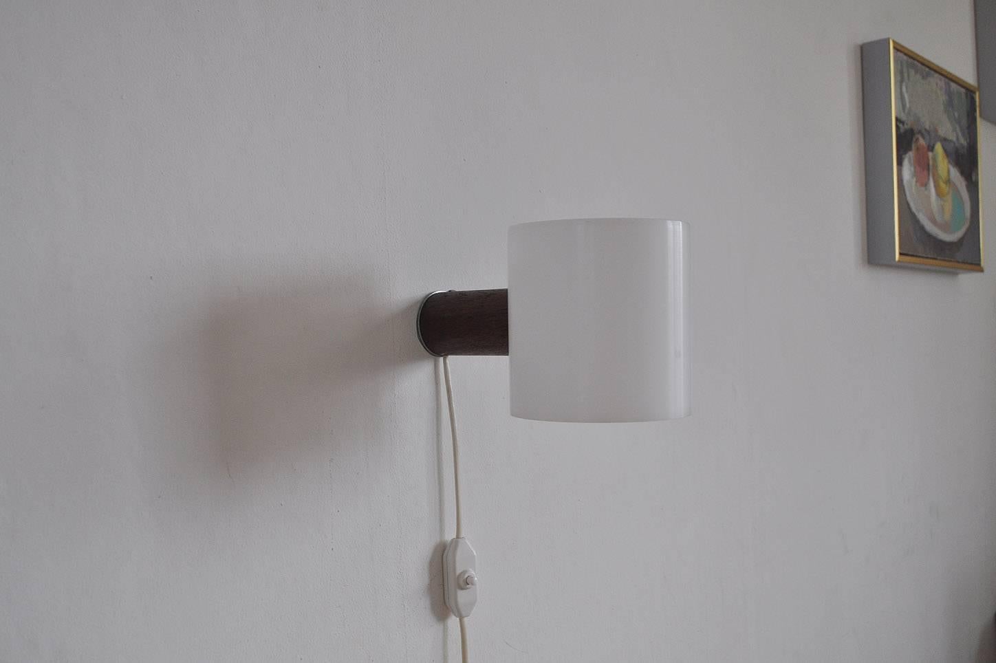 Swedish teak and acrylate wall lamp designed by Uno & Östen Kristiansson and manufactured by Luxus, Sweden.

Measures: Diameter of lampshade: 12 cm 
Height: 12.5 cm
Depth: 21 cm.
