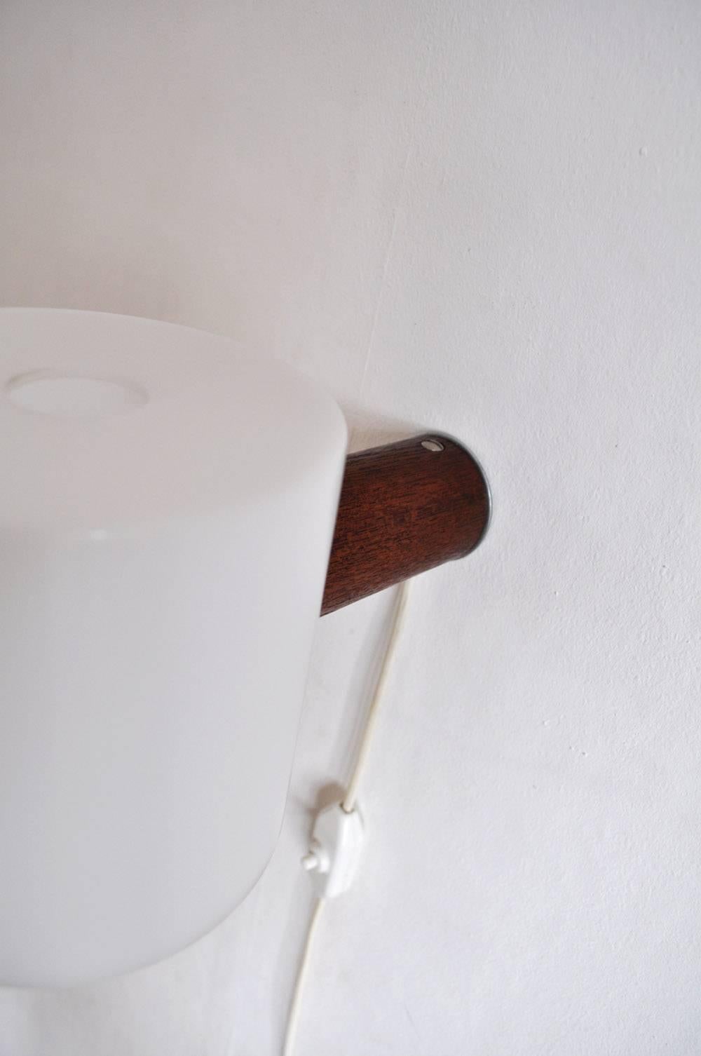 Mid-20th Century Cylindric Teak and Acrylate Wall Lamp Designed by Uno & Östen Kristiansson For Sale