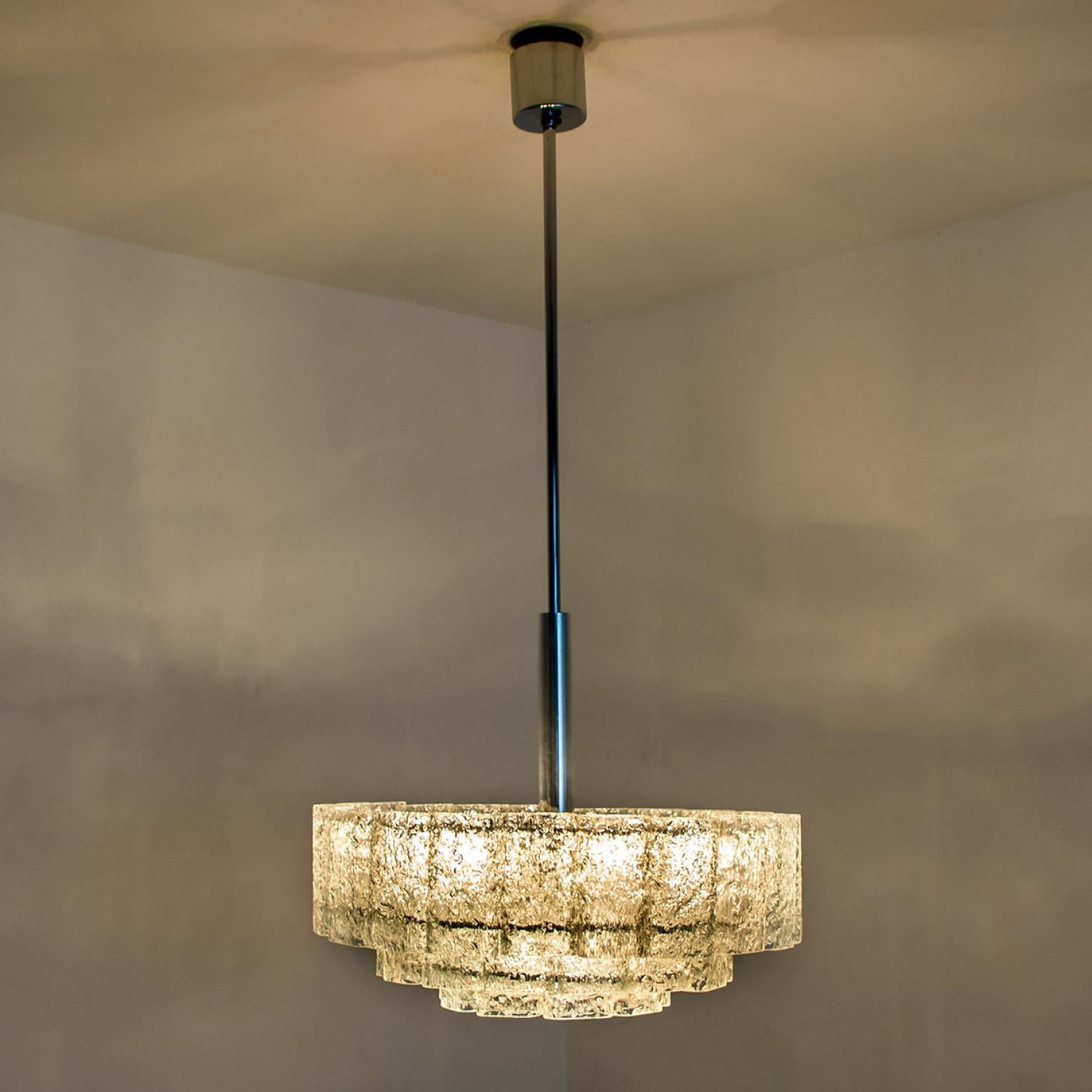 Lampadario cilindrico a 3 livelli in vetro di ghiaccio di Doria Leuchten, anni '60 in vendita 2