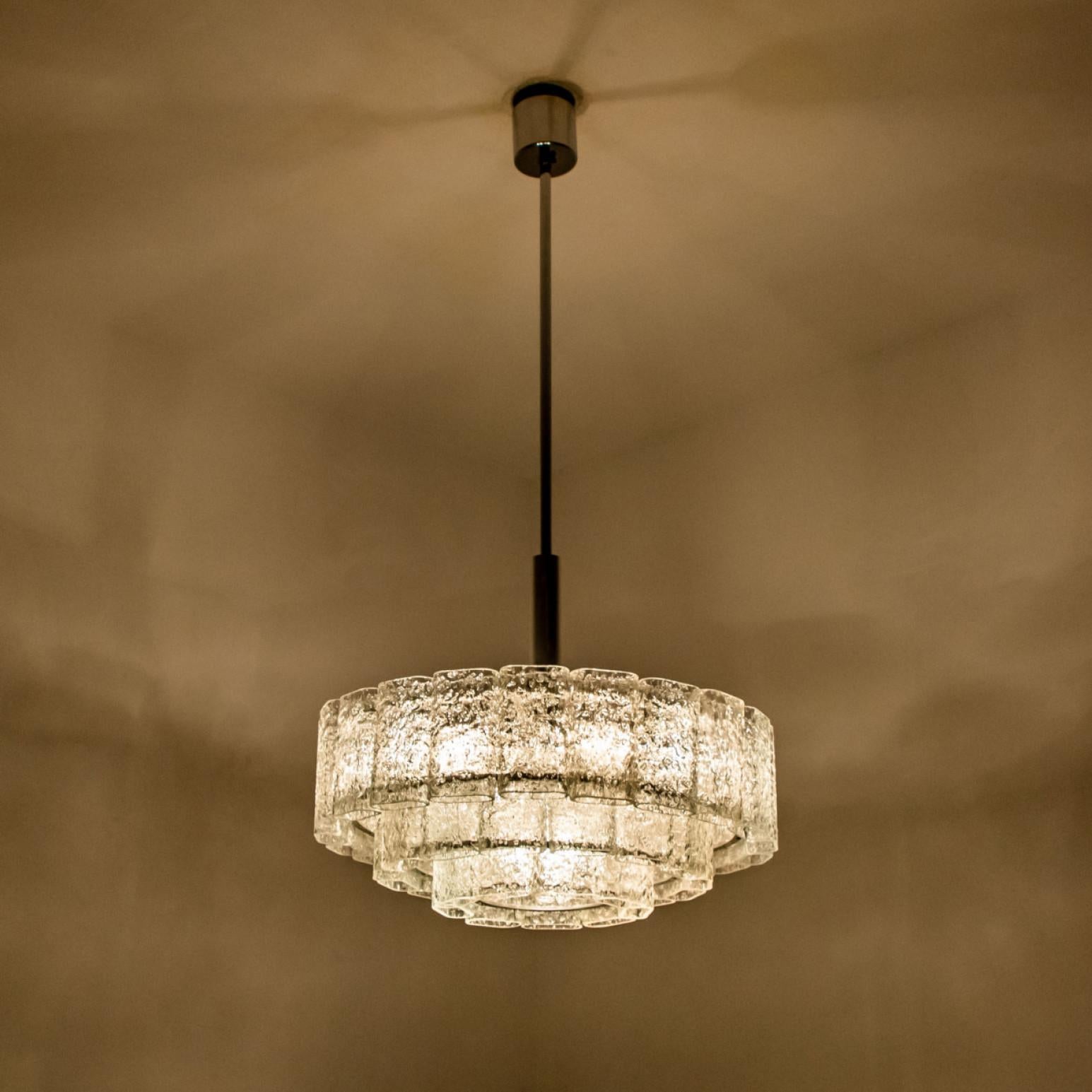 Lampadario cilindrico a 3 livelli in vetro di ghiaccio di Doria Leuchten, anni '60 in vendita 7