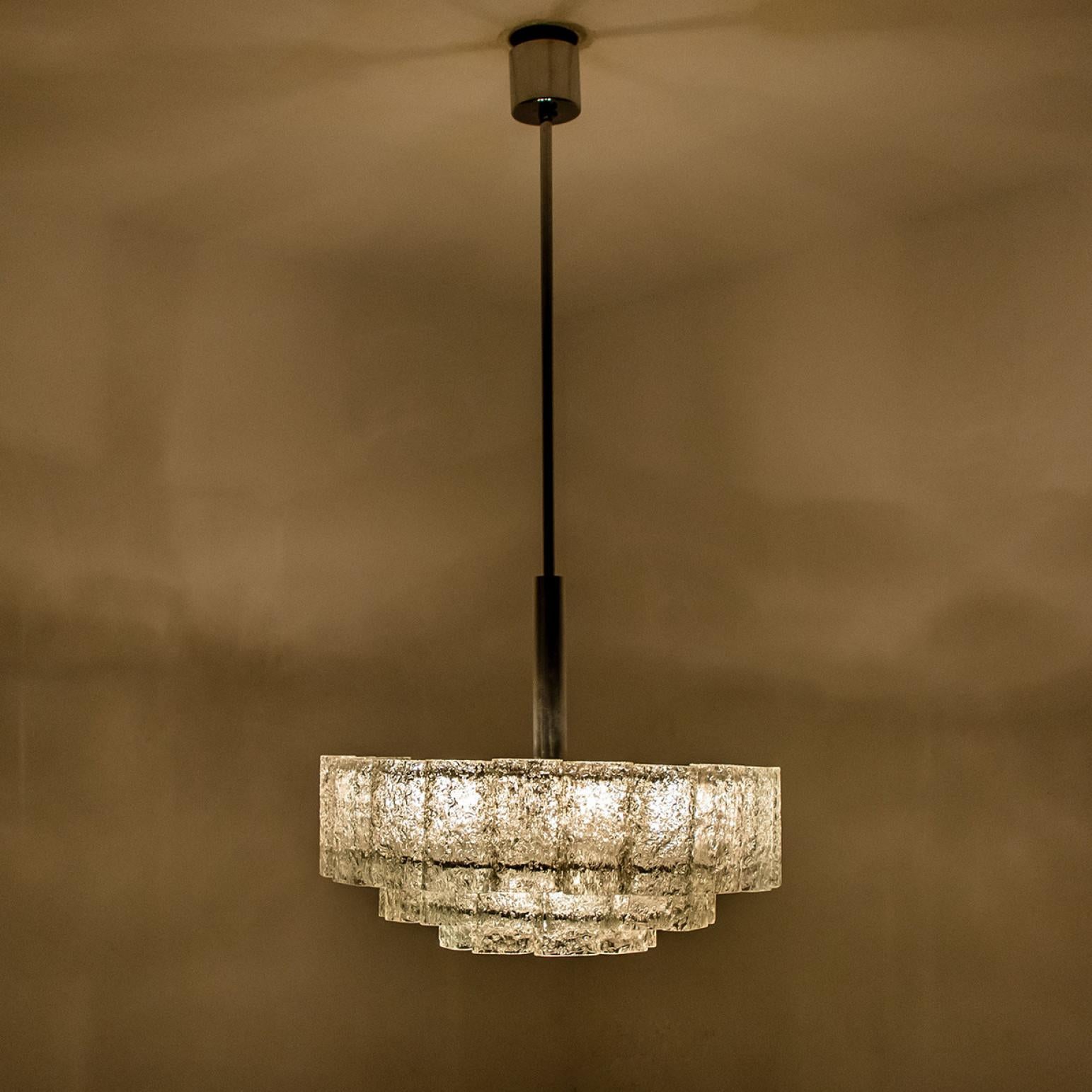 Lampadario cilindrico a 3 livelli in vetro di ghiaccio di Doria Leuchten, anni '60 in vendita 8