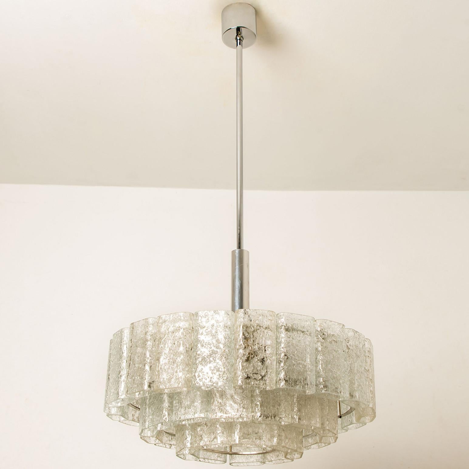 Mid-Century moderno Lampadario cilindrico a 3 livelli in vetro di ghiaccio di Doria Leuchten, anni '60 in vendita