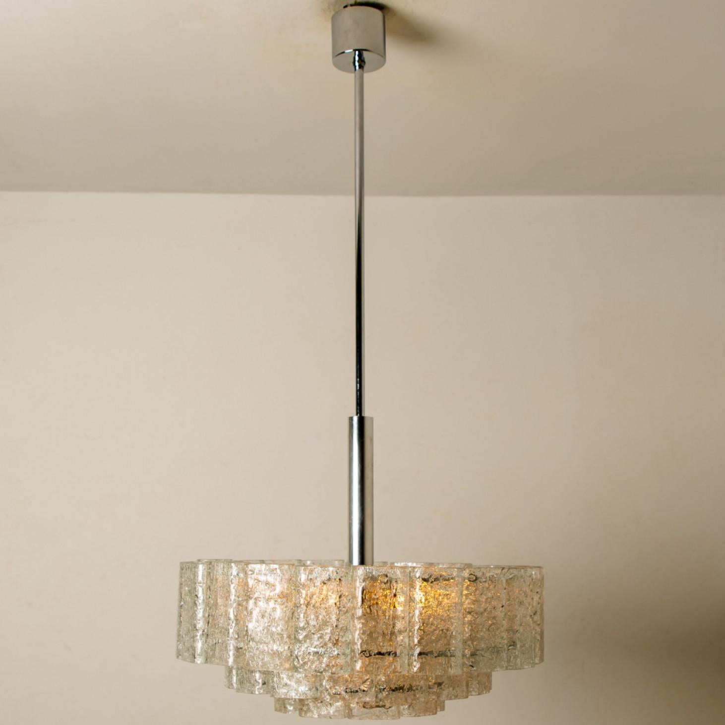 Vetro di Murano Lampadario cilindrico a 3 livelli in vetro di ghiaccio di Doria Leuchten, anni '60 in vendita