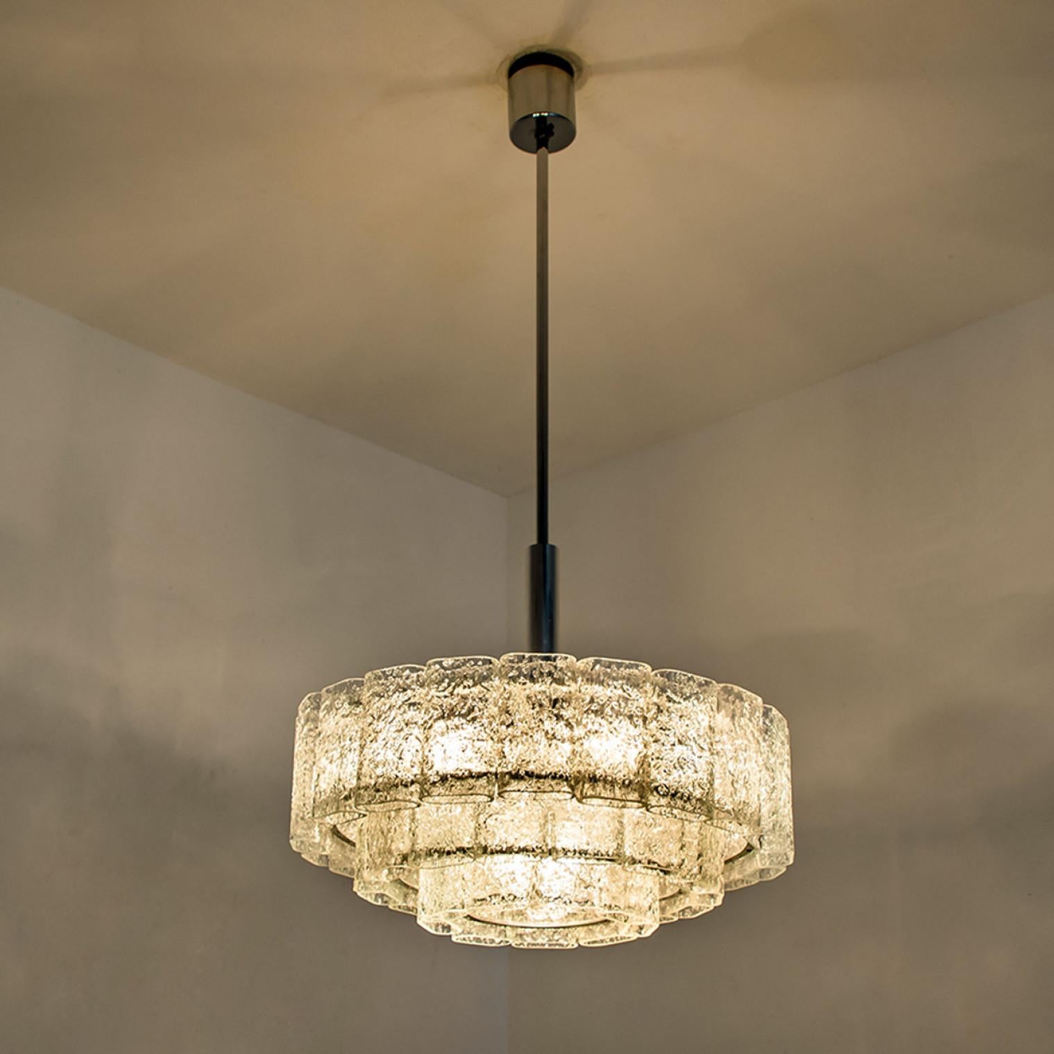 Lampadario cilindrico a 3 livelli in vetro di ghiaccio di Doria Leuchten, anni '60 in vendita 1
