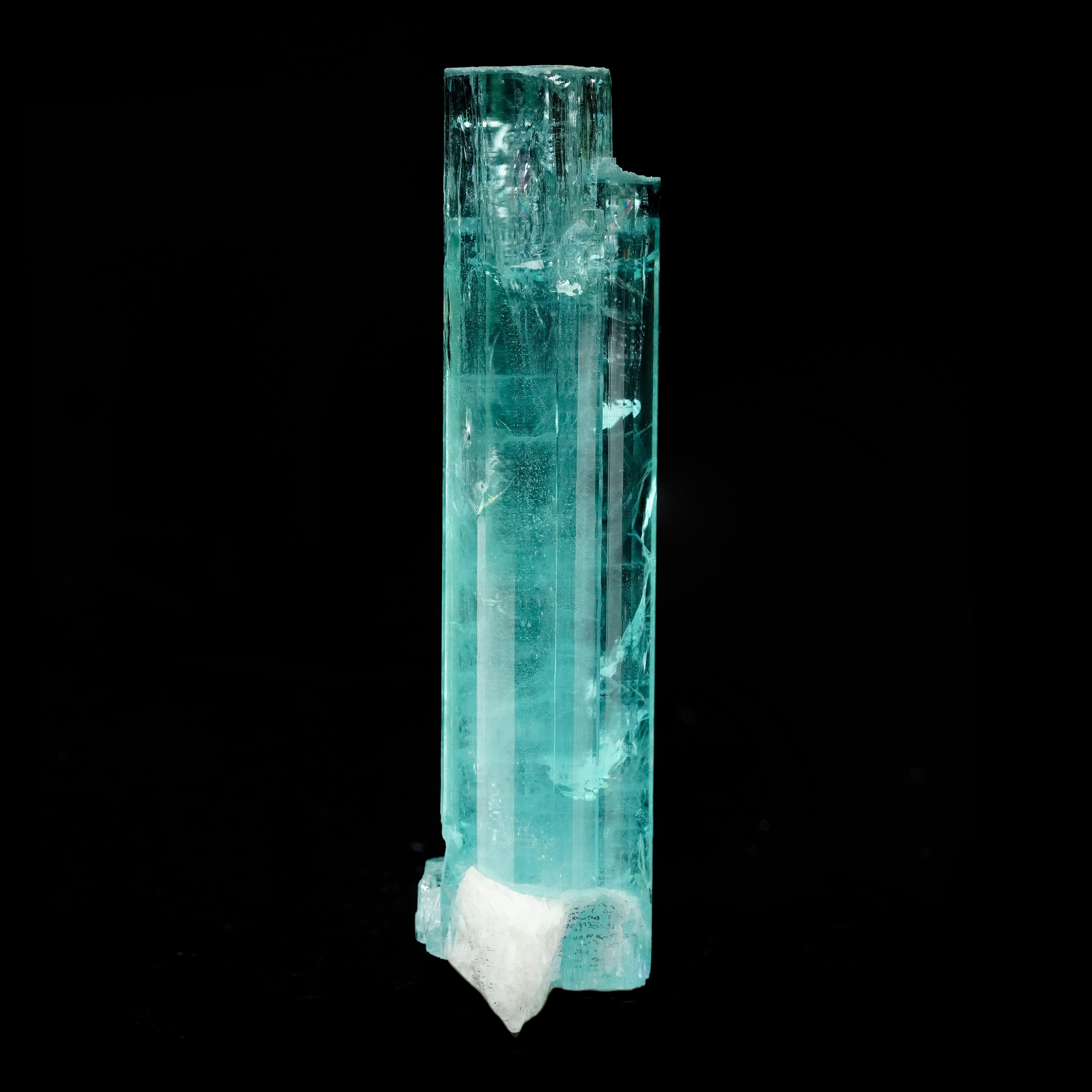 Cylindrical Aquamarine with Feldspar In New Condition For Sale In New York, NY
