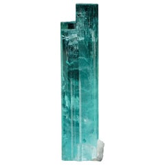 Zylindrisches Aquamarin mit Feldspar