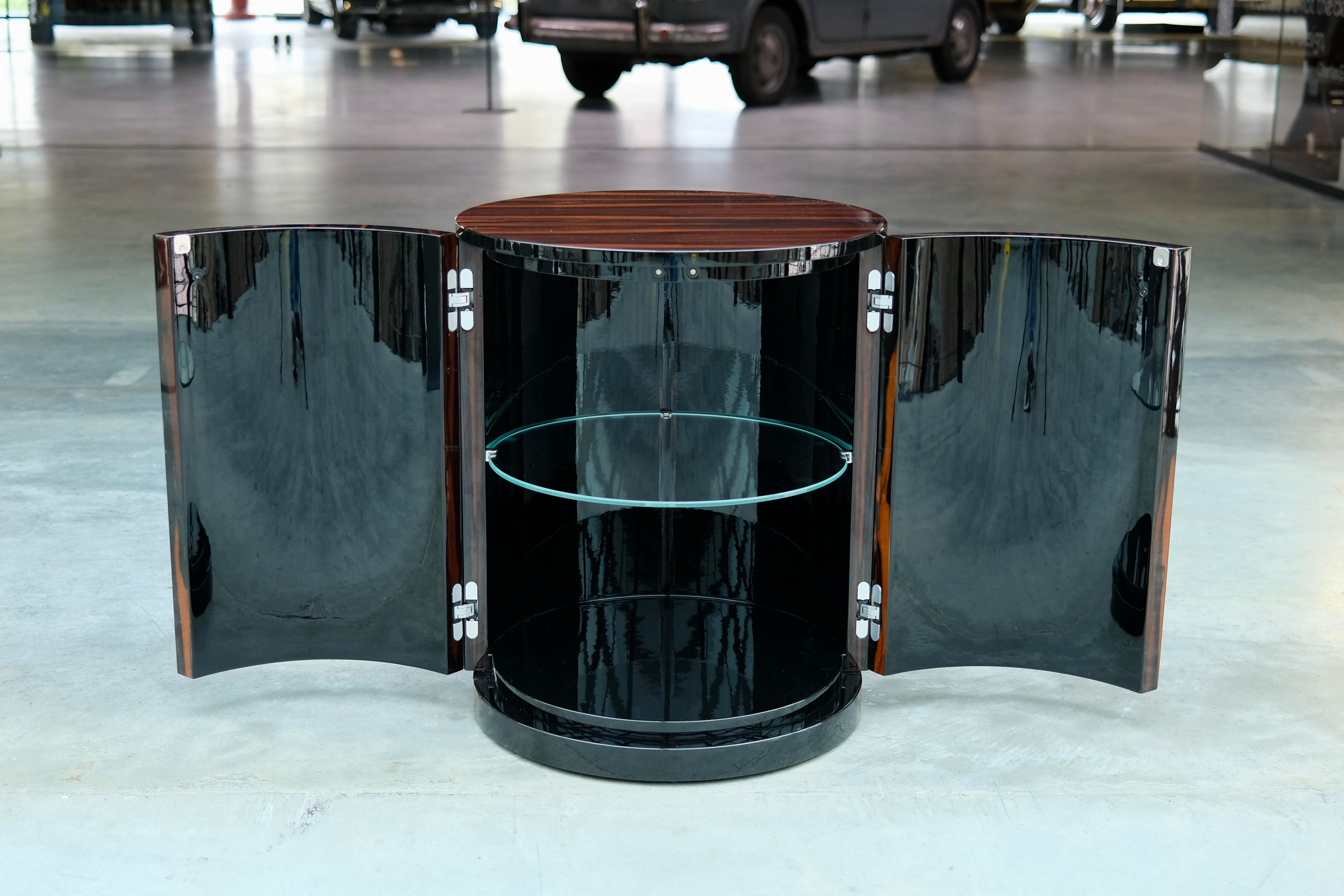 Art Deco Style Cylindrical Side Table with Makassar Veneer – Customizable Designer Bar Cabinet

Transform your living space with the understated luxury of this Art Deco Cylindrical Side Table, a masterwork that perfectly balances elegant design with