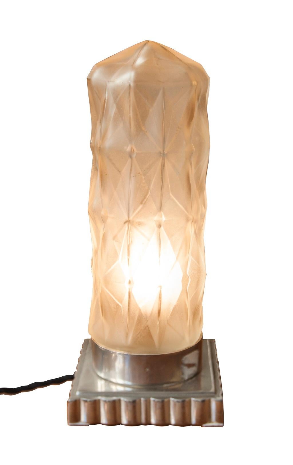 Lampe de table cylindrique Art Déco
Voici une liste de quelques artistes verriers français célèbres de la période Art déco, ainsi qu'une brève description de leur style et de leur travail :

René Lalique - Lalique est l'un des plus célèbres artistes