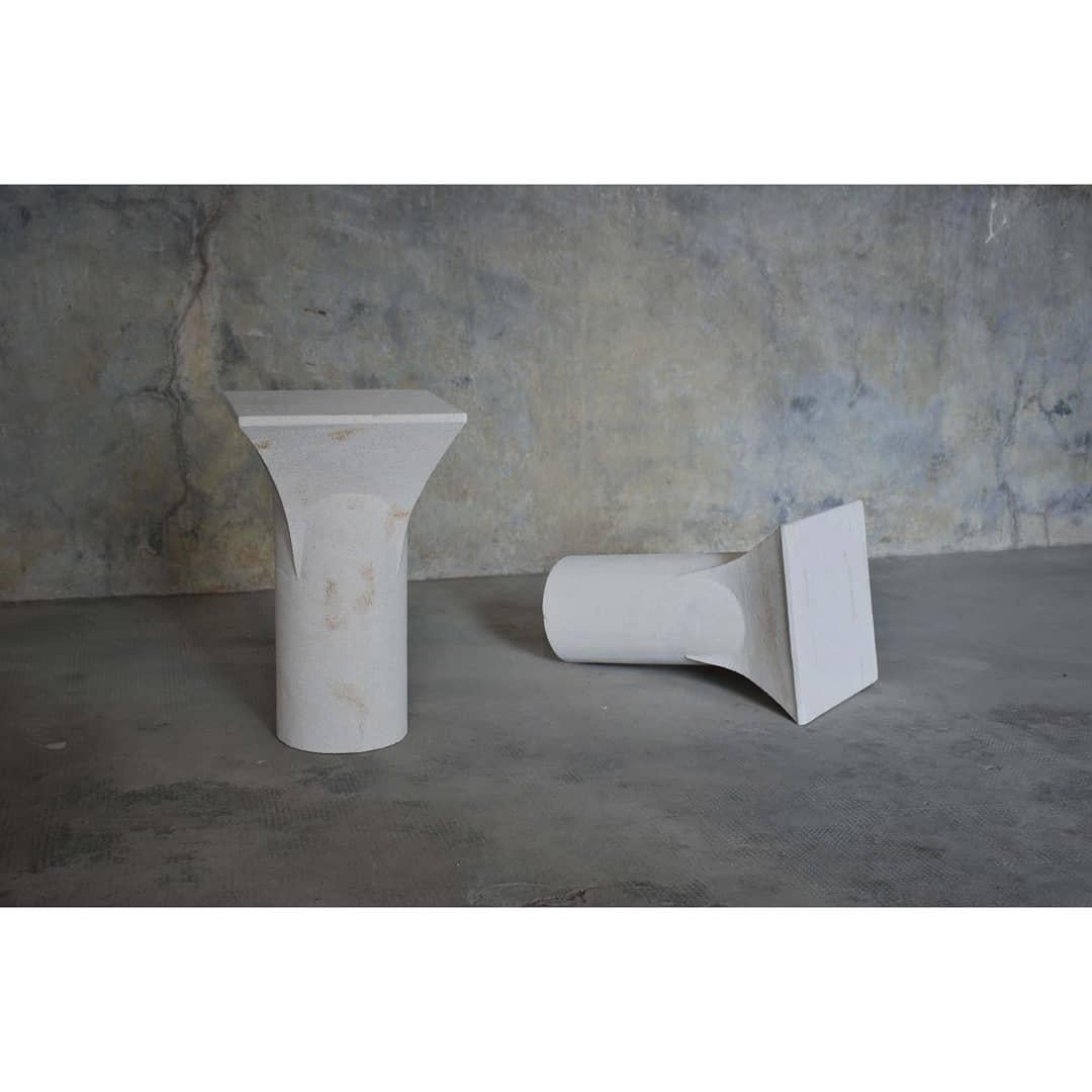 Mesas auxiliares con base cilíndrica y tapa plana de piedra natural blanca, Frederic Saulou en venta 2
