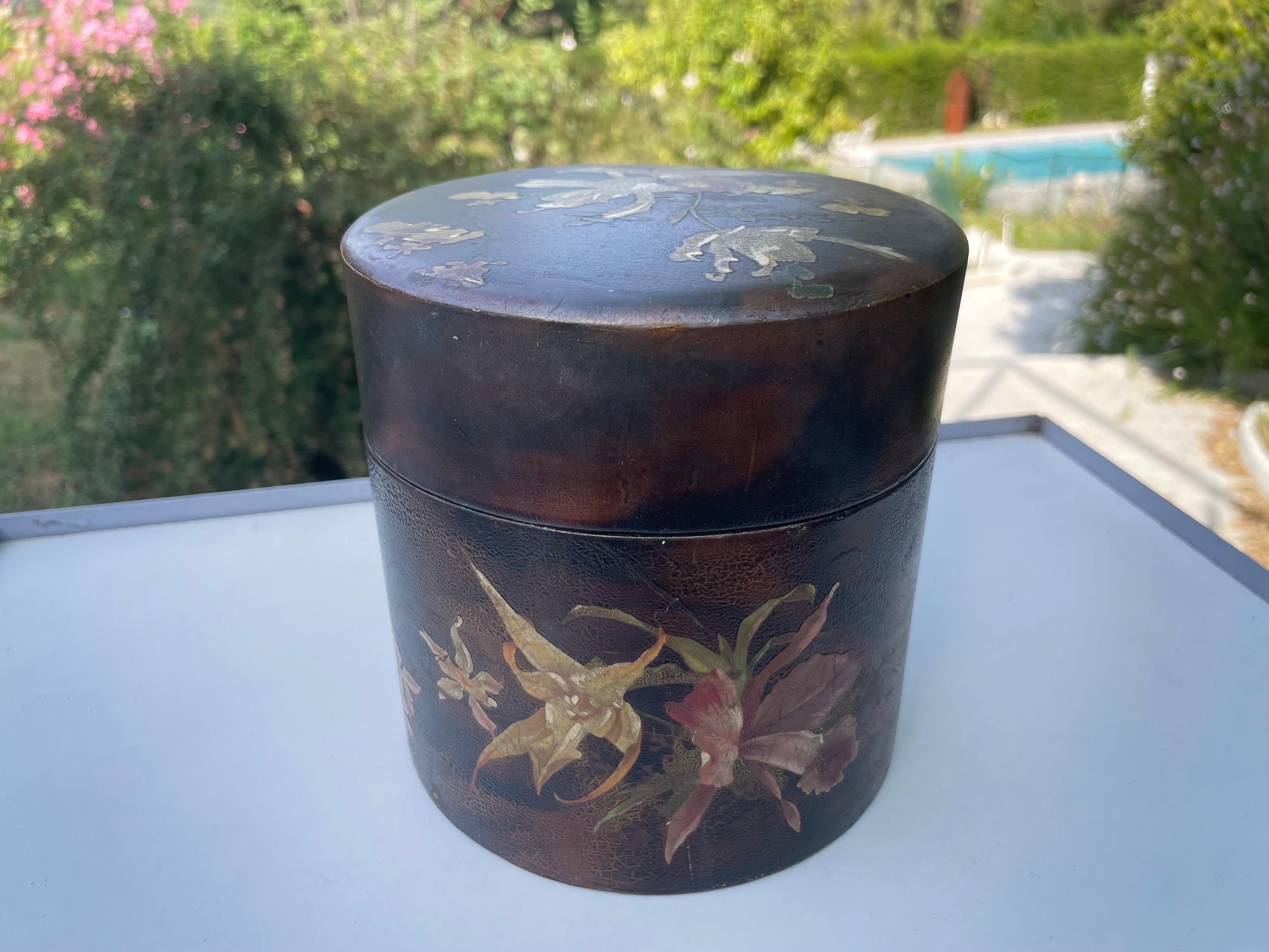 This is a very beautiful Japanese box dating from the beginning of the 20th century. It is lacquered in brown color, with flower patterns.
It was made in Japan.