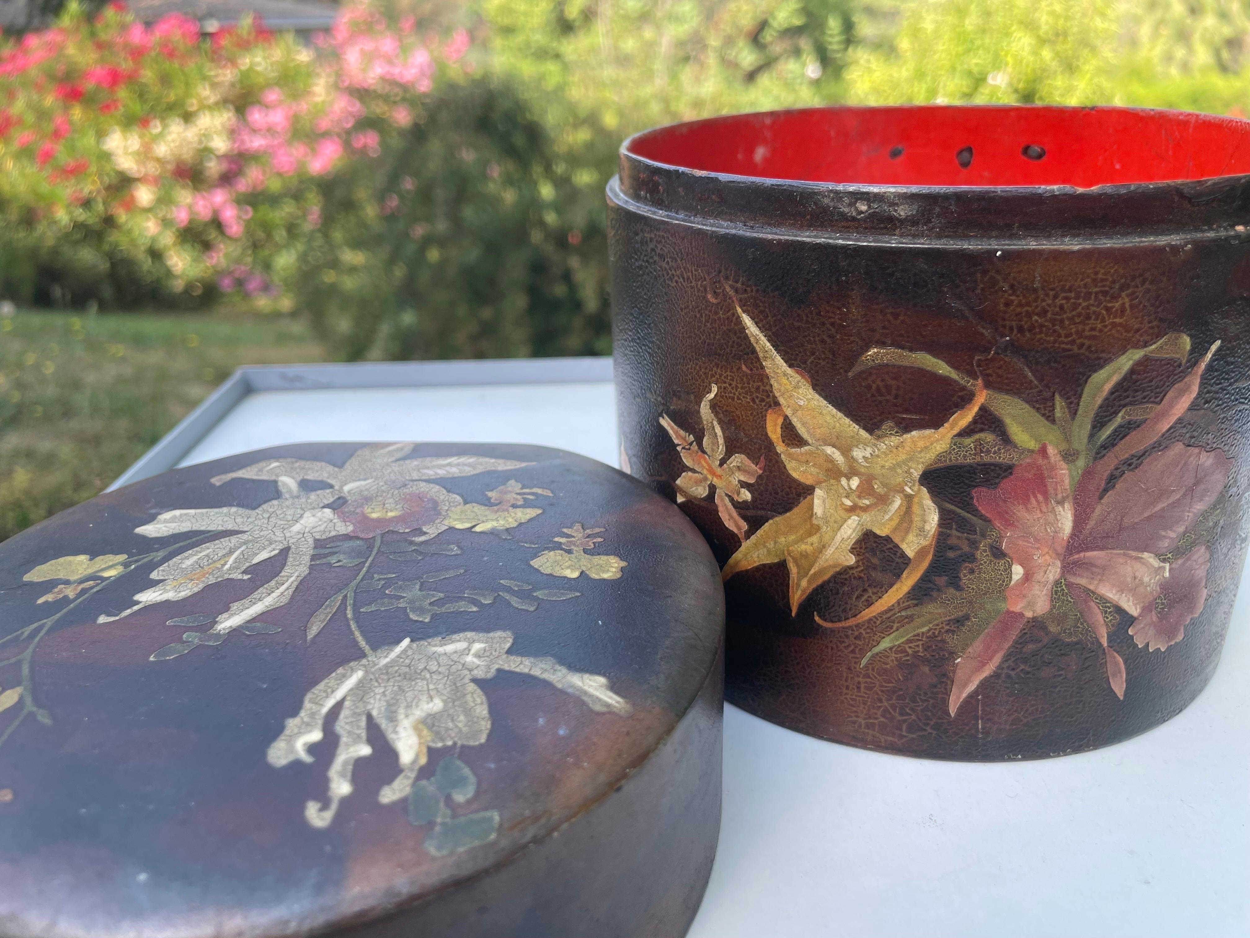 Lacquered Cylindrical Box, Brown Lacquer Paint with Flower Decoration, Japan, Early 20th For Sale