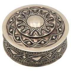 Zylindrische Schachtel aus geprägtem Silber