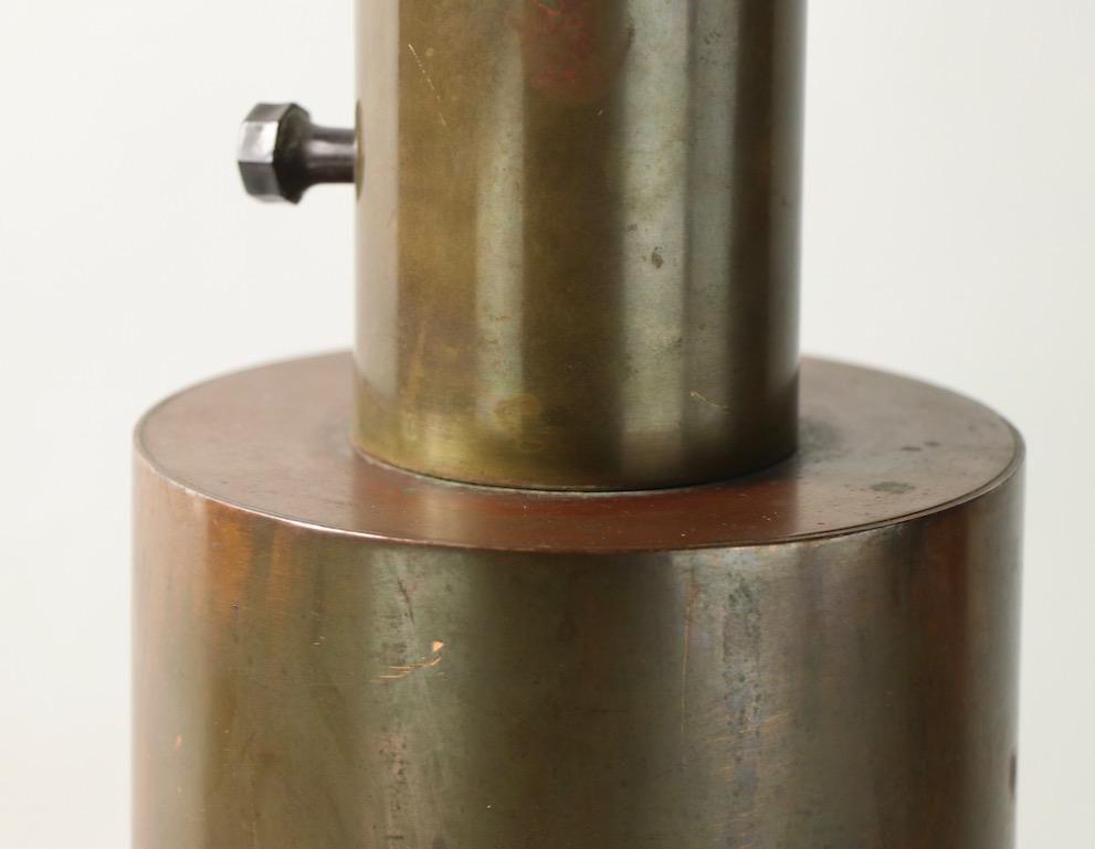 Cylindrical Brass Mid Century Table Lamp In Good Condition For Sale In New York, NY