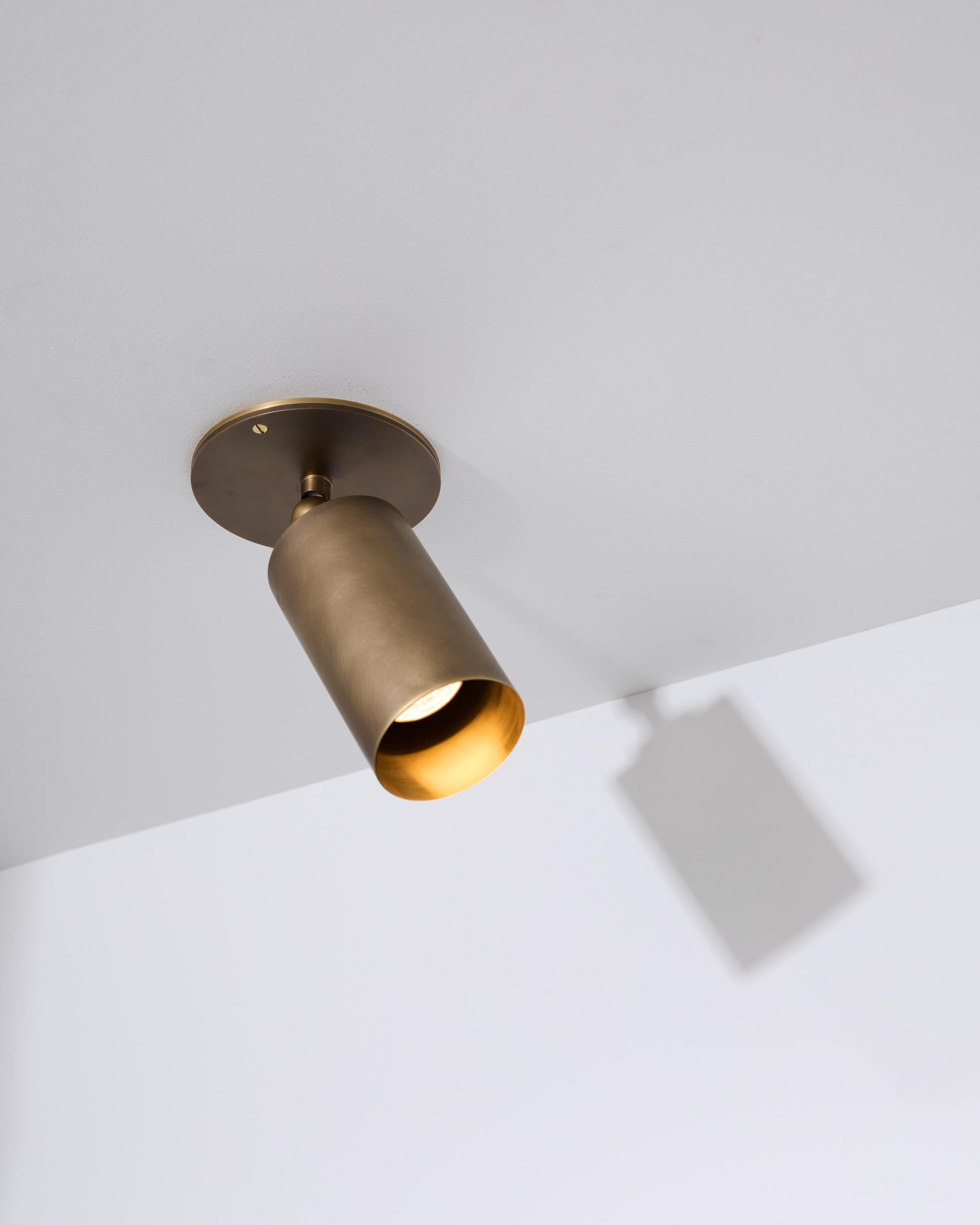 Le Baton Spotlight est un appareil d'éclairage architectural sur mesure qui allie une ingénierie de précision à un savoir-faire artisanal. Machinée en laiton massif et assemblée dans notre atelier de Nashville, chaque pièce présente de subtiles