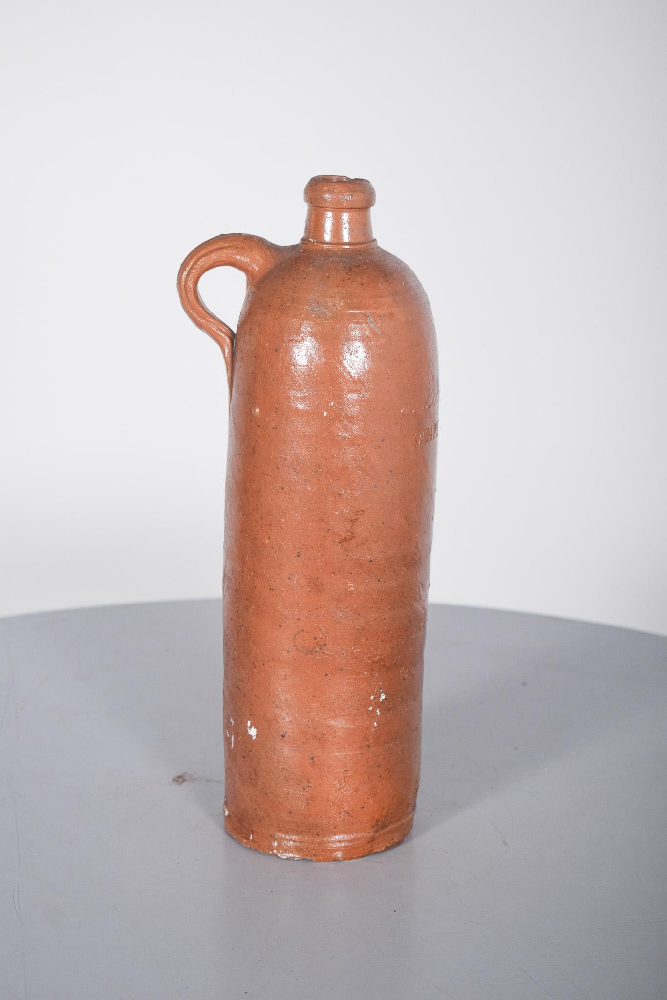 Mid-Century moderno Bottiglia cilindrica di argilla con un piccolo manico in vendita