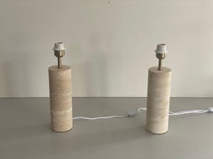 Coppia di lampade da tavolo in travertino dal design cilindrico, anni '80, Italia