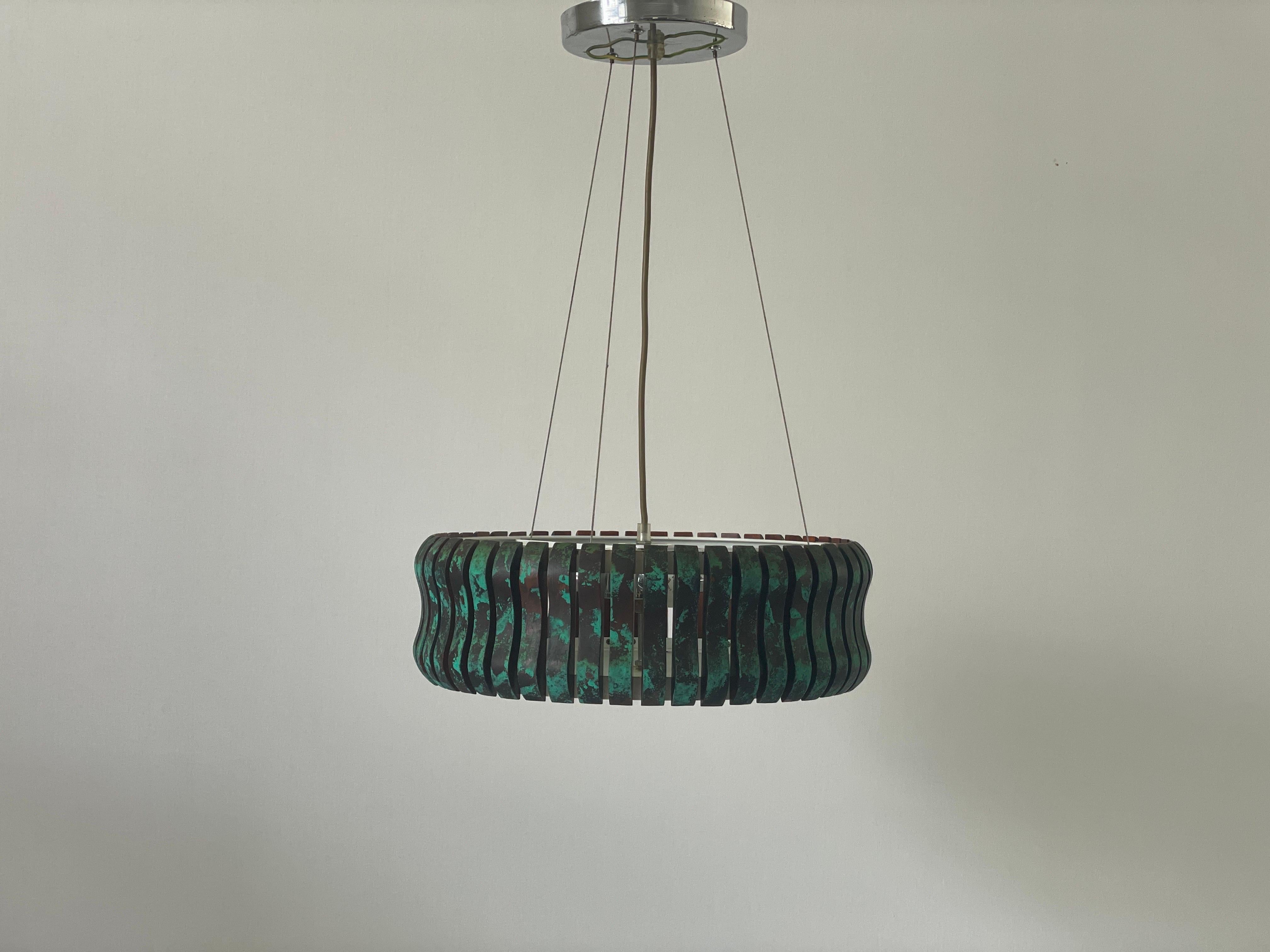 Lampada a sospensione cilindrica a 3 prese in metallo verde e nero, anni '70, Germania
Il coperchio è realizzato in plexiglass

Il paralume è in ottime condizioni vintage.

Questa lampada funziona con 3x lampadine E14. 
Cablato e adatto all'uso con