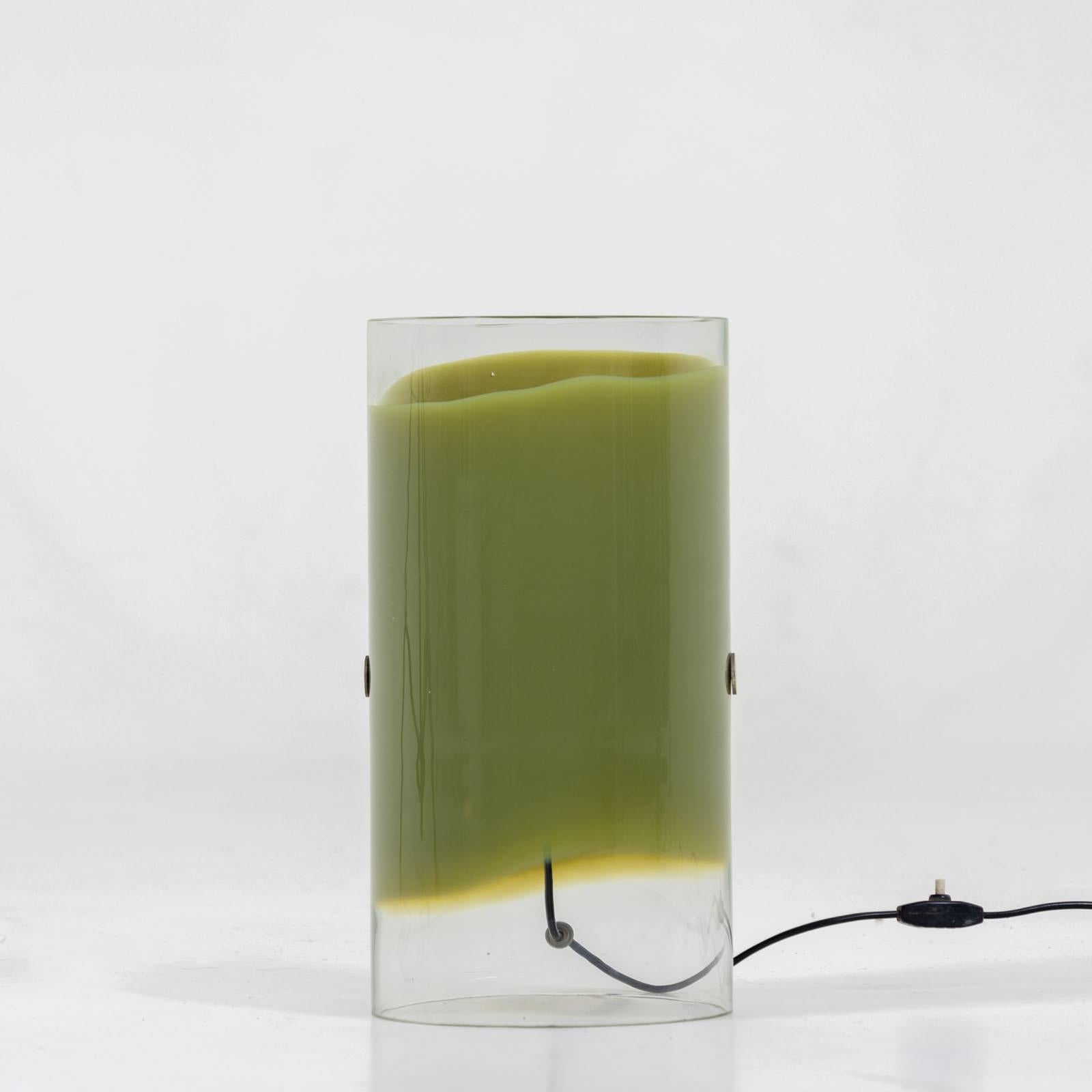 Lampe de table cylindrique en verre clair avec inclusion verte et douille originale.