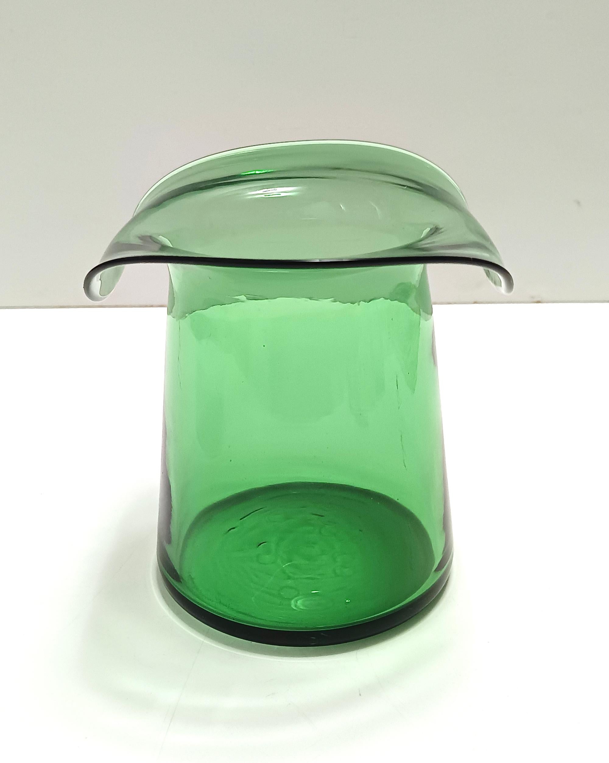 Cylindrical Green Hand-Blown Glass Vase, Empoli, Italy In Excellent Condition For Sale In Bresso, Lombardy