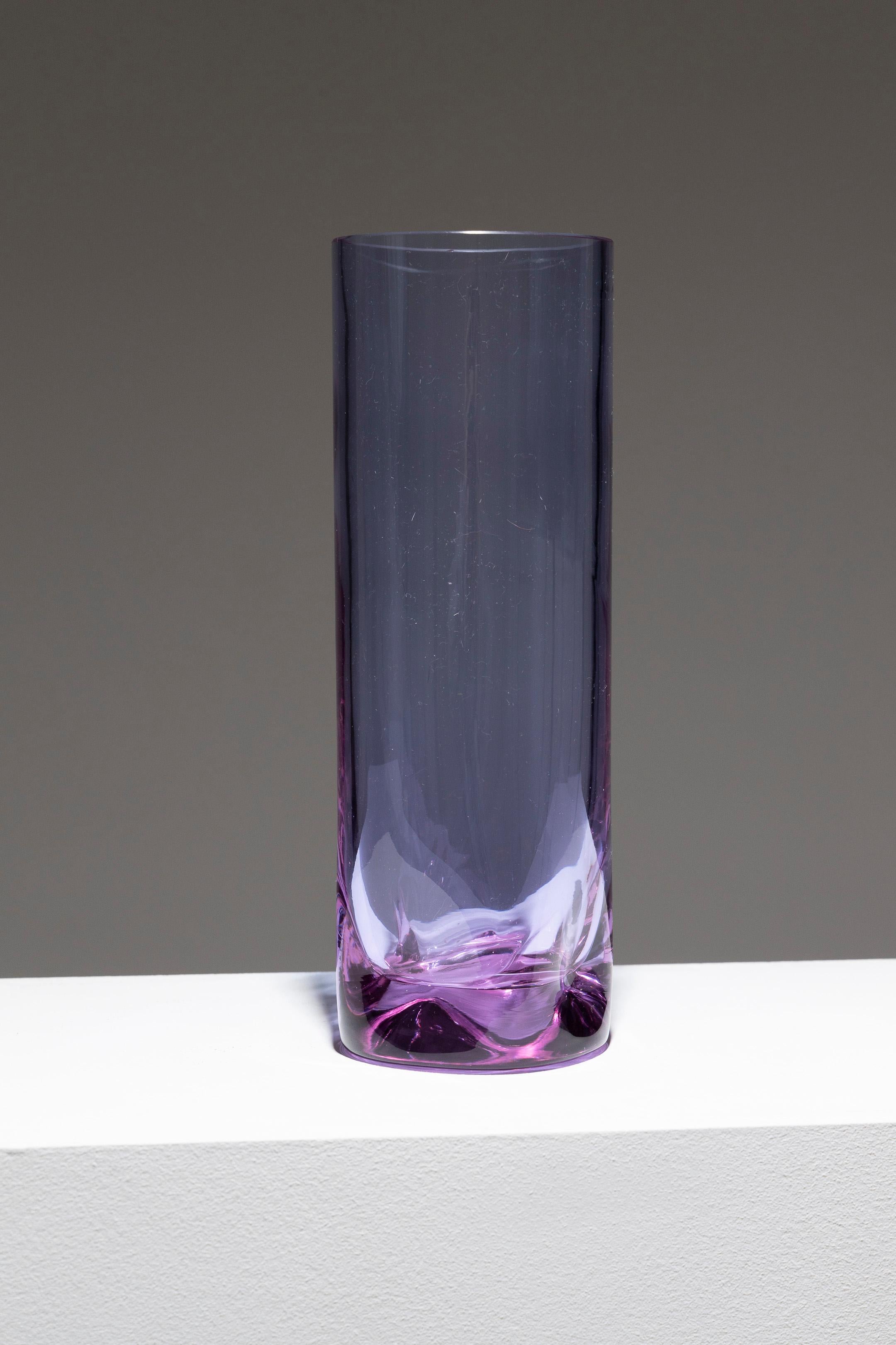 Zylindrische Vase aus fliederfarbenem Glas, 1960er Jahre. Der dicke, quadratische Sockel hebt die Glasarbeit hervor und verleiht dem Fuß einen tieferen Farbton. Sehr guter Zustand.
DV1575