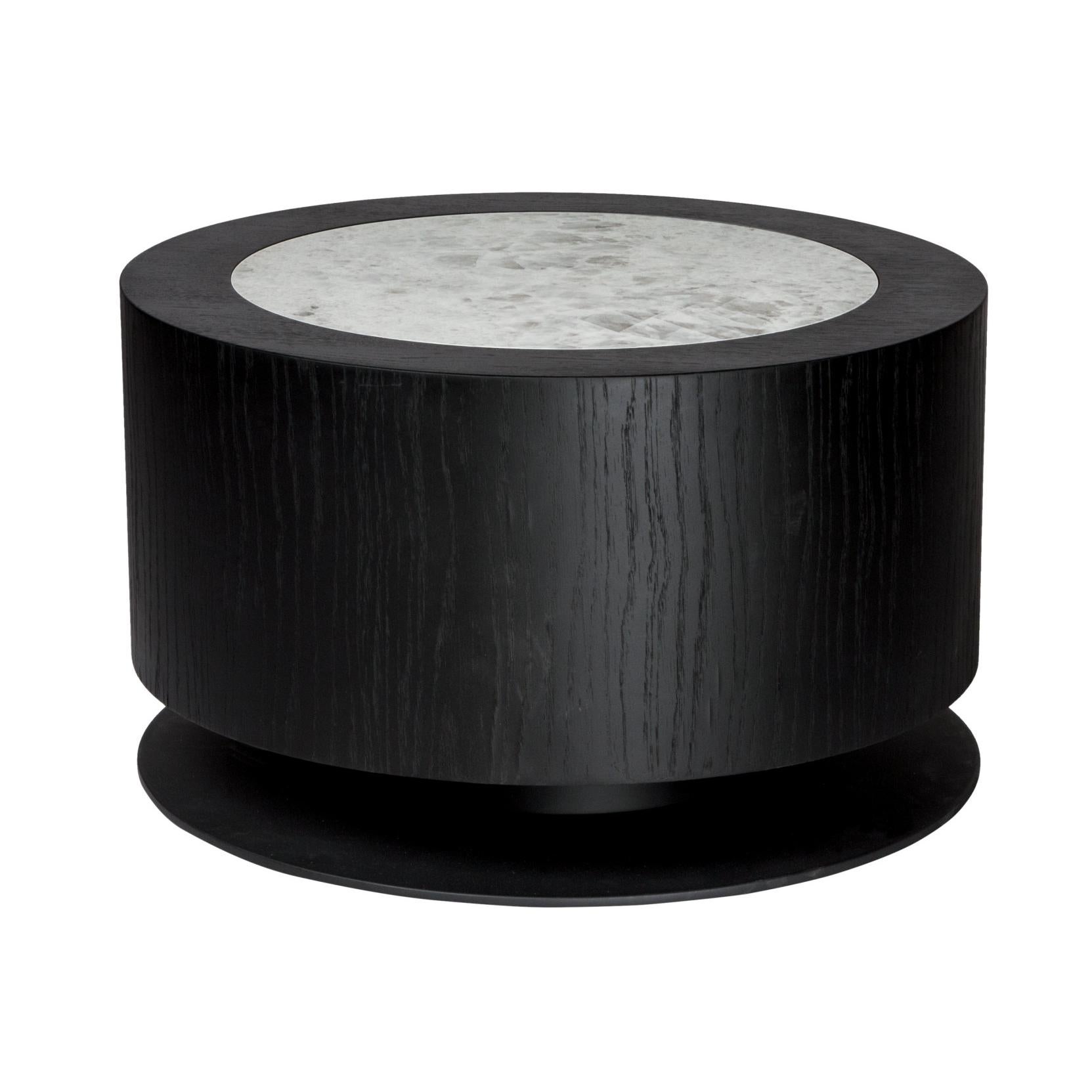 Ces ensembles de quatre tables basses constituent un complément polyvalent et élégant à tout espace intérieur. Disponibles en différentes tailles et finitions, elles sont conçues pour s'intégrer harmonieusement dans divers décors. Leur taille