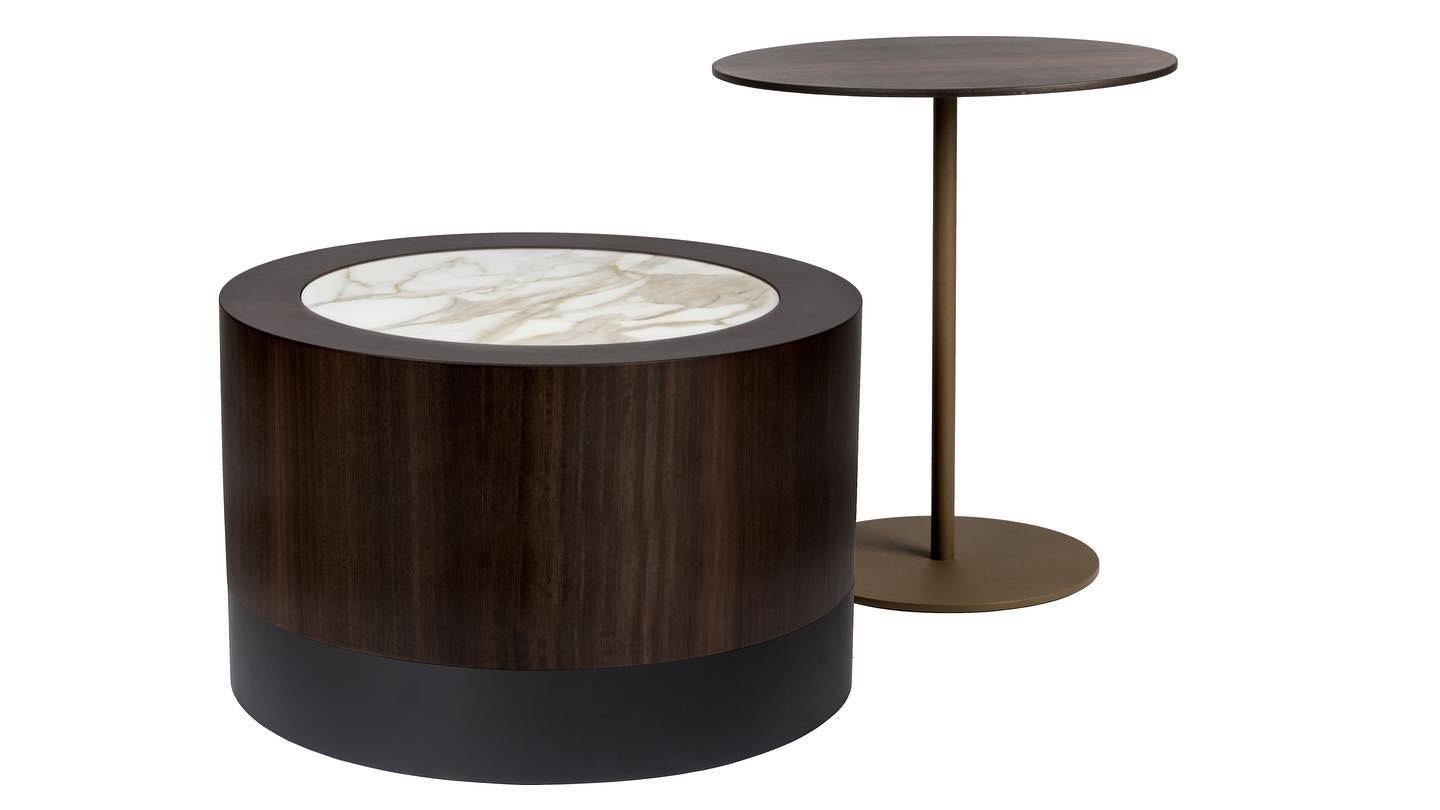 Grec Ensemble de 4 tables basses cylindriques en bois ou en laque. en vente
