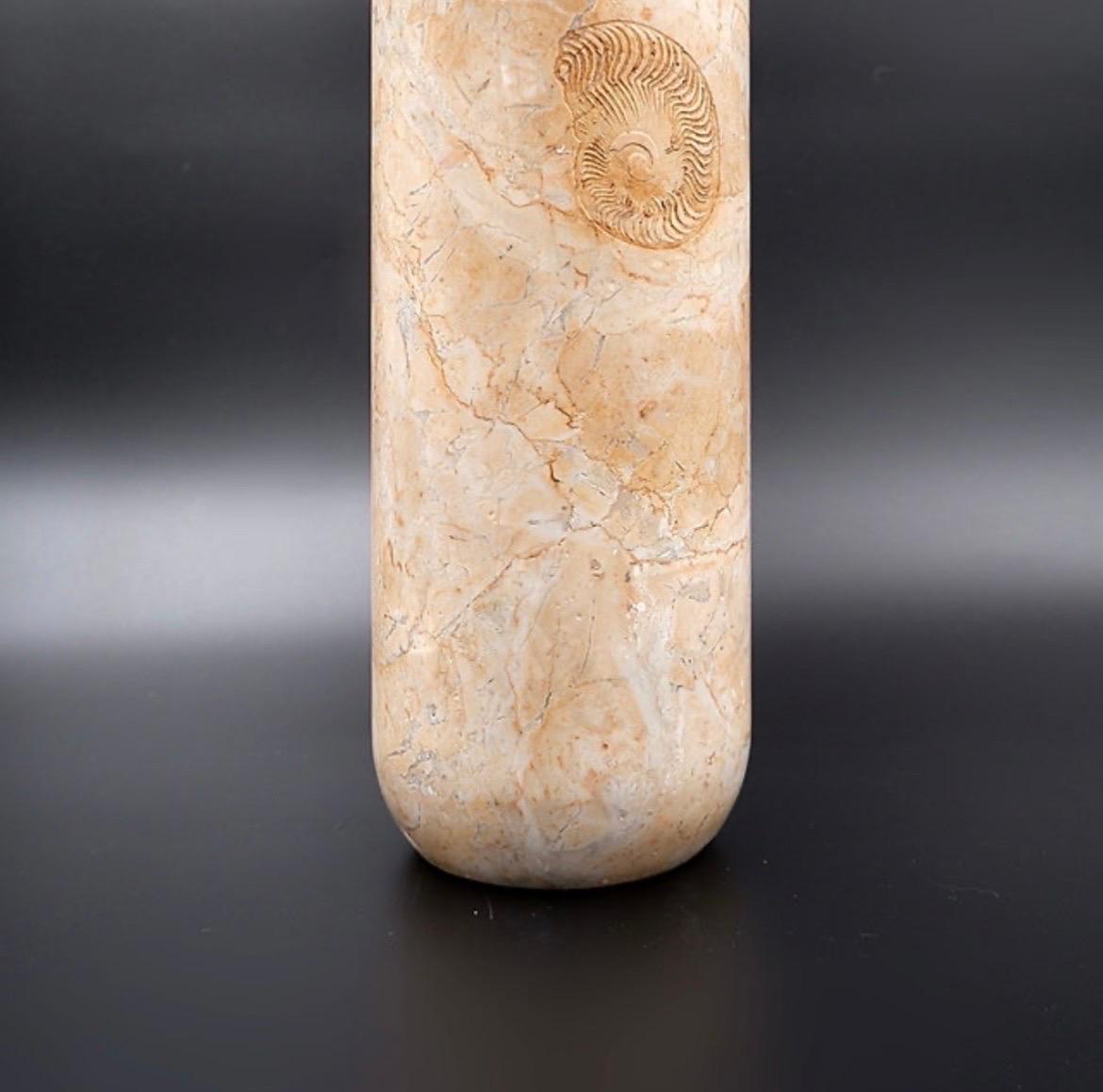 Cylindrical marble vase with fossil pattern In Good Condition For Sale In Linkebeek, BE