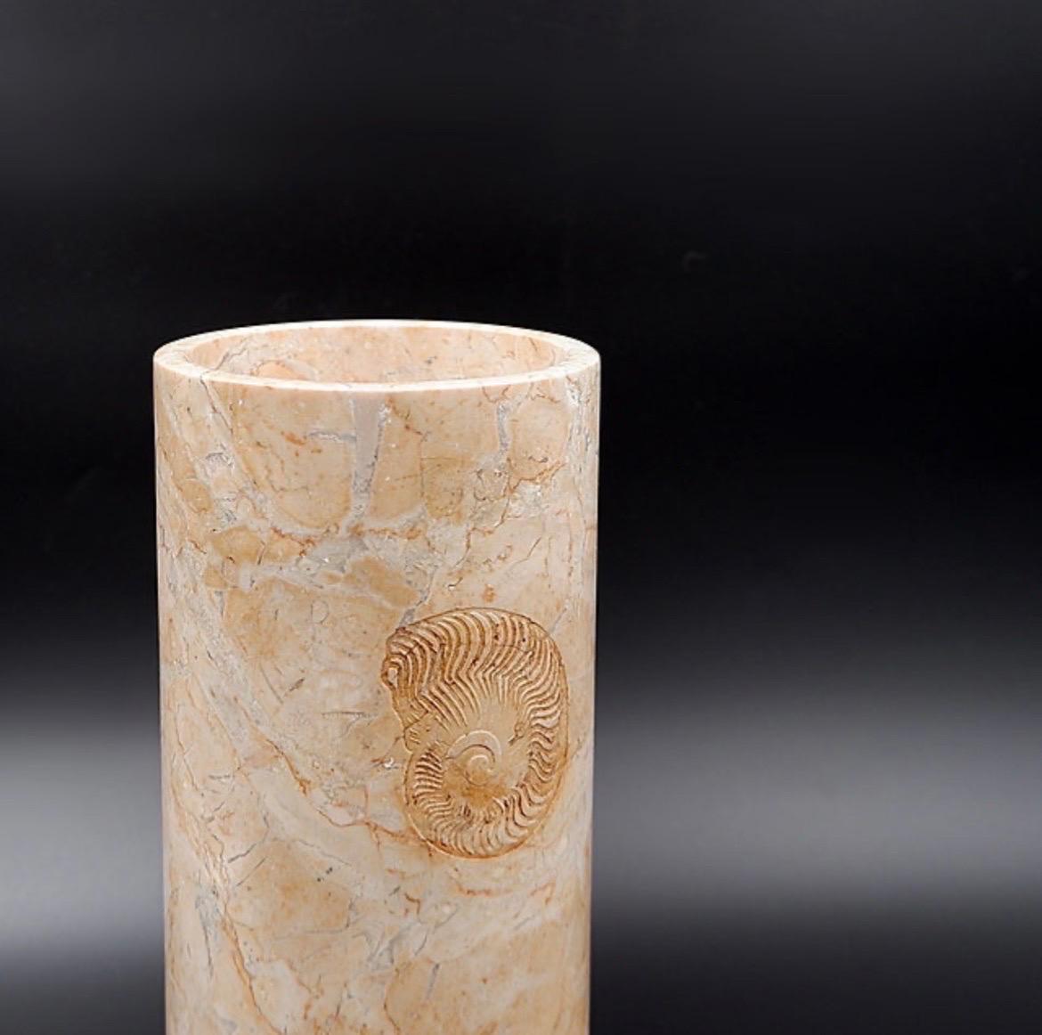 Marble Cylindrical marble vase with fossil pattern For Sale