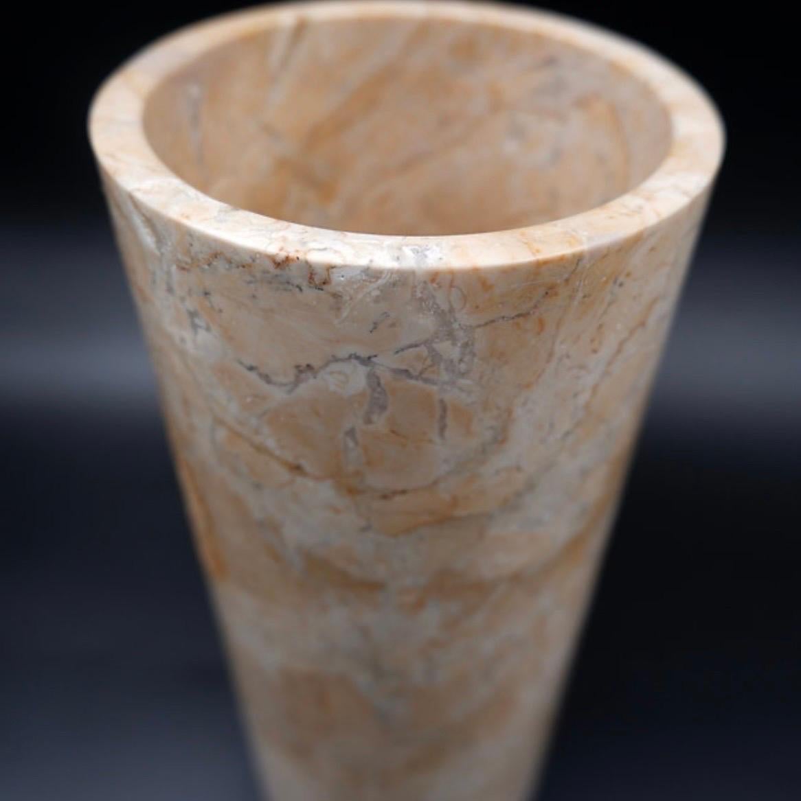 Cylindrical marble vase with fossil pattern For Sale 2