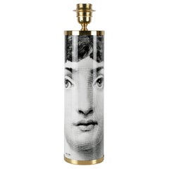 Base de lampe cylindrique en métal Viso Black/White, décor de visage iconique Fornasetti