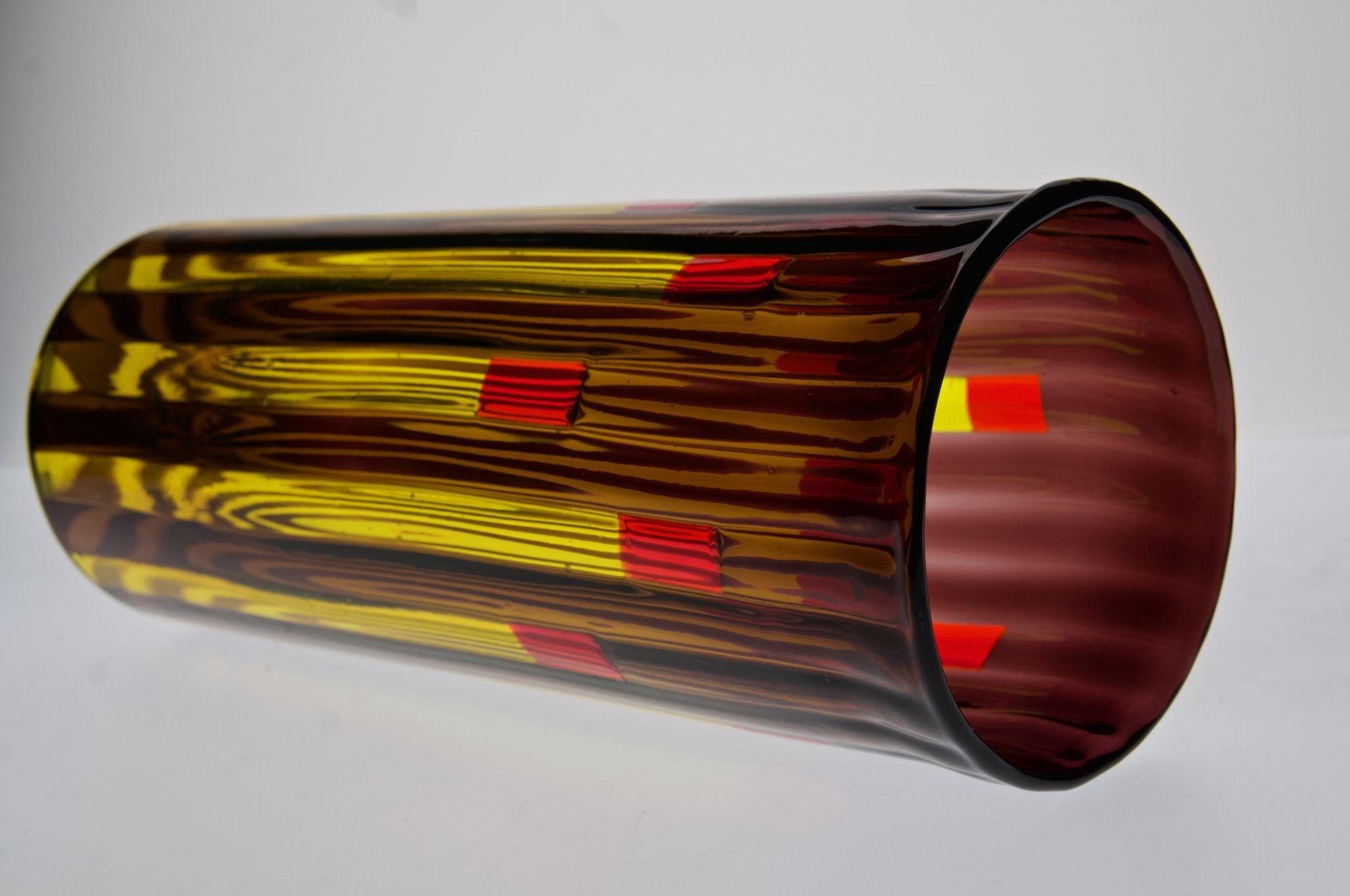 Zylindrische Vase aus Murano-Glas, gelb und amethystfarben mit leuchtend roten Akzenten im Angebot 4