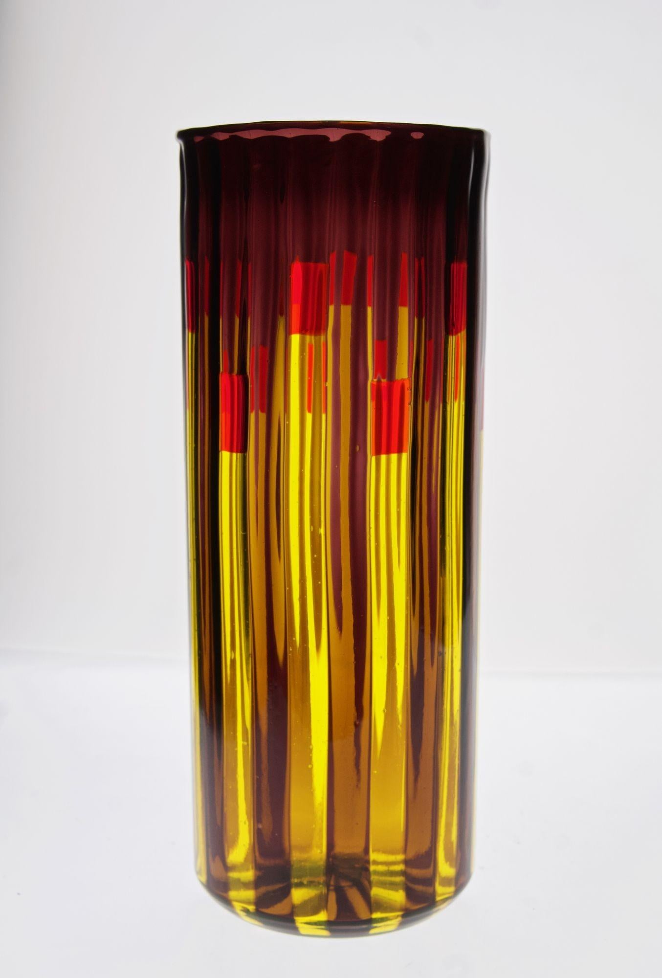 Zylindrische Vase aus Murano-Glas, gelb und amethystfarben mit leuchtend roten Akzenten im Angebot 6