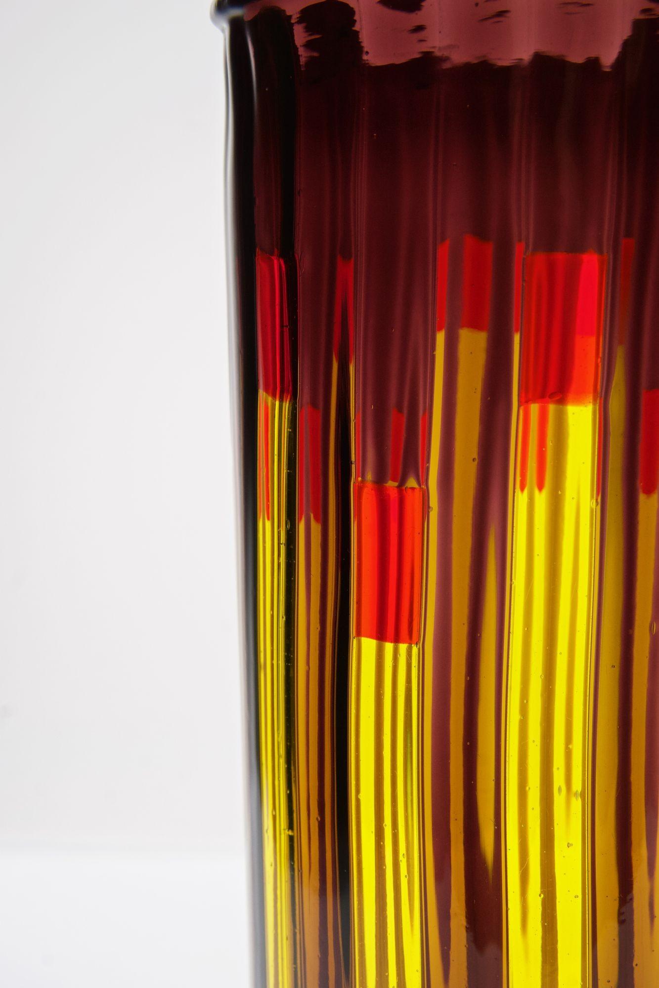 Zylindrische Vase aus Murano-Glas, gelb und amethystfarben mit leuchtend roten Akzenten im Angebot 8