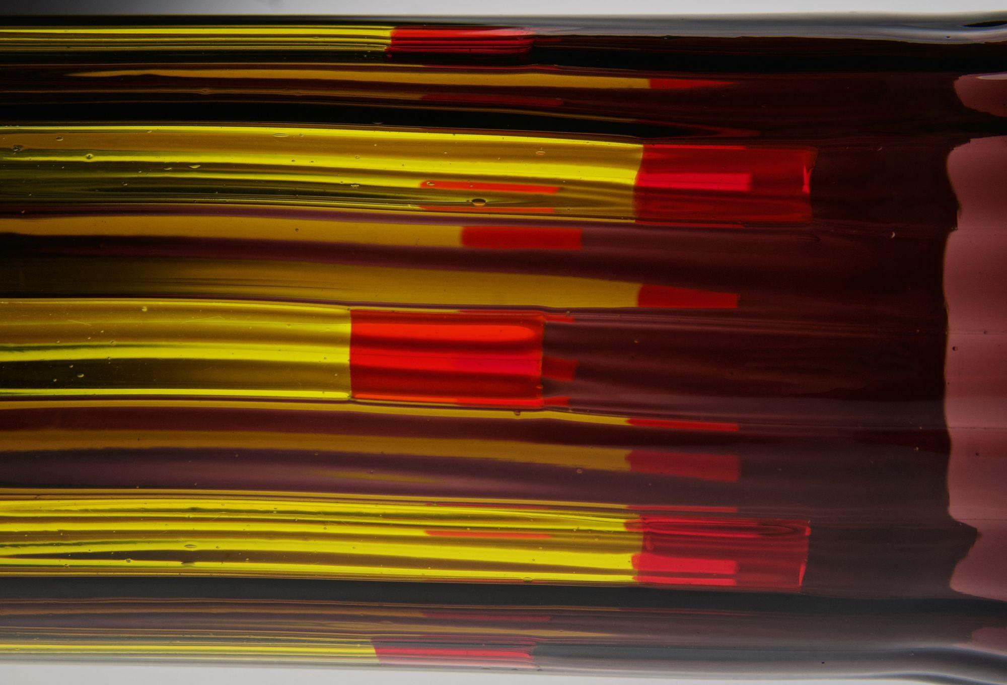 Zylindrische Vase aus Murano-Glas, gelb und amethystfarben mit leuchtend roten Akzenten im Angebot 10