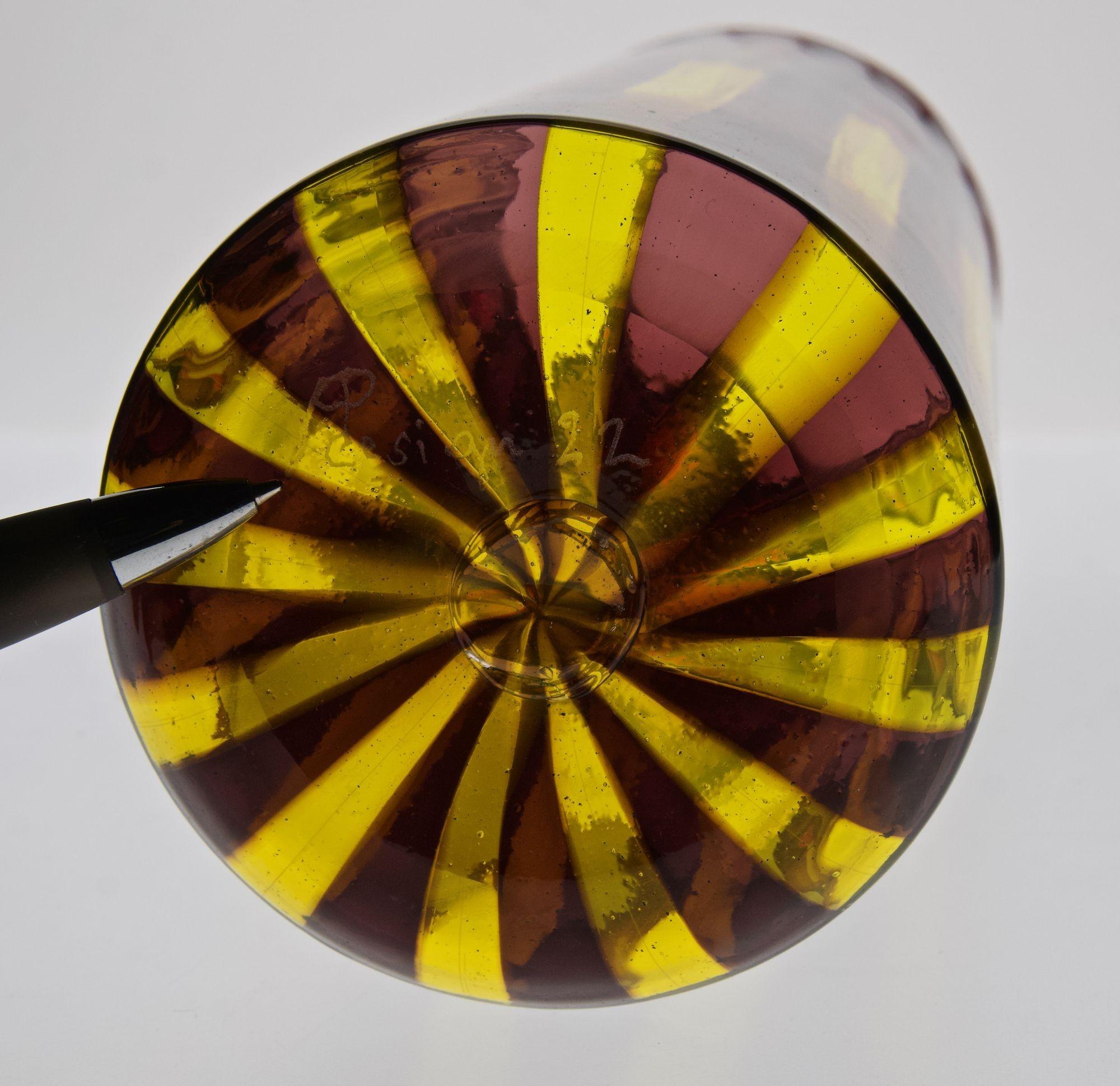 Zylindrische Vase aus Murano-Glas, gelb und amethystfarben mit leuchtend roten Akzenten im Angebot 13