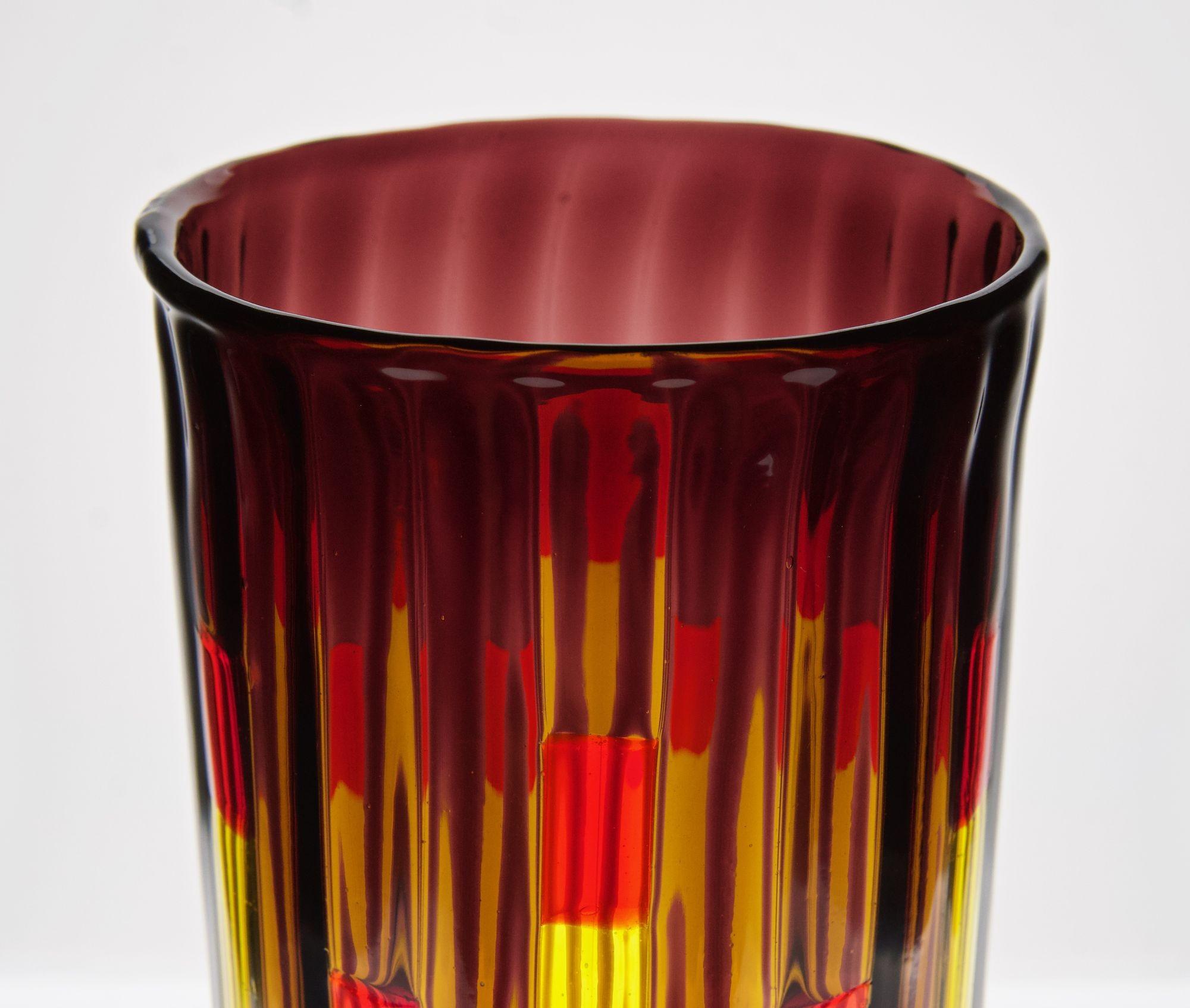 Vase nach meinem eigenen Entwurf, inspiriert von Rothkos bitonalen Gemälden.
Ausgeführt in Murano mit der sehr schwierigen Arbeitstechnik 